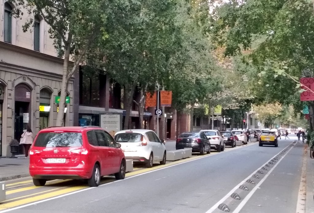 Cotxes que es 'mengen' una vorera ampliada / Adrià Alsina