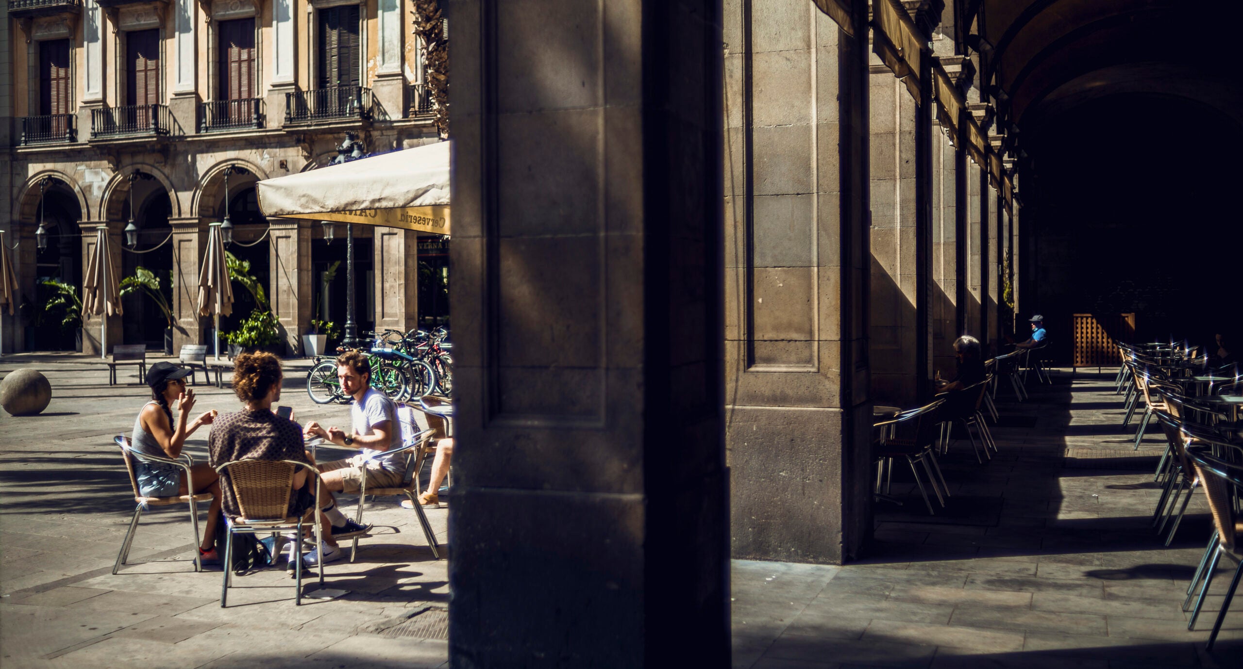 La majoria de cadires buides i algun client a la Plaça Reial, al maig / Matthias Oesterle (Europa Press)