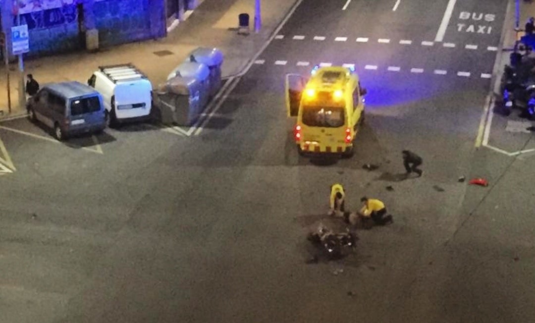 L'accident que implica una moto i una ambulància, a Balmes amb Rosselló / JGR