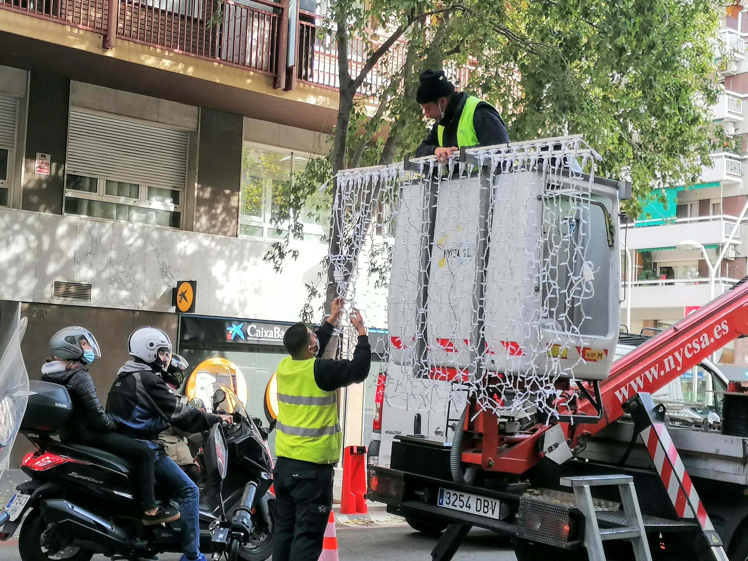 Col·locació de llums de Nadal a l'eix comercial Encants Nous / MMP