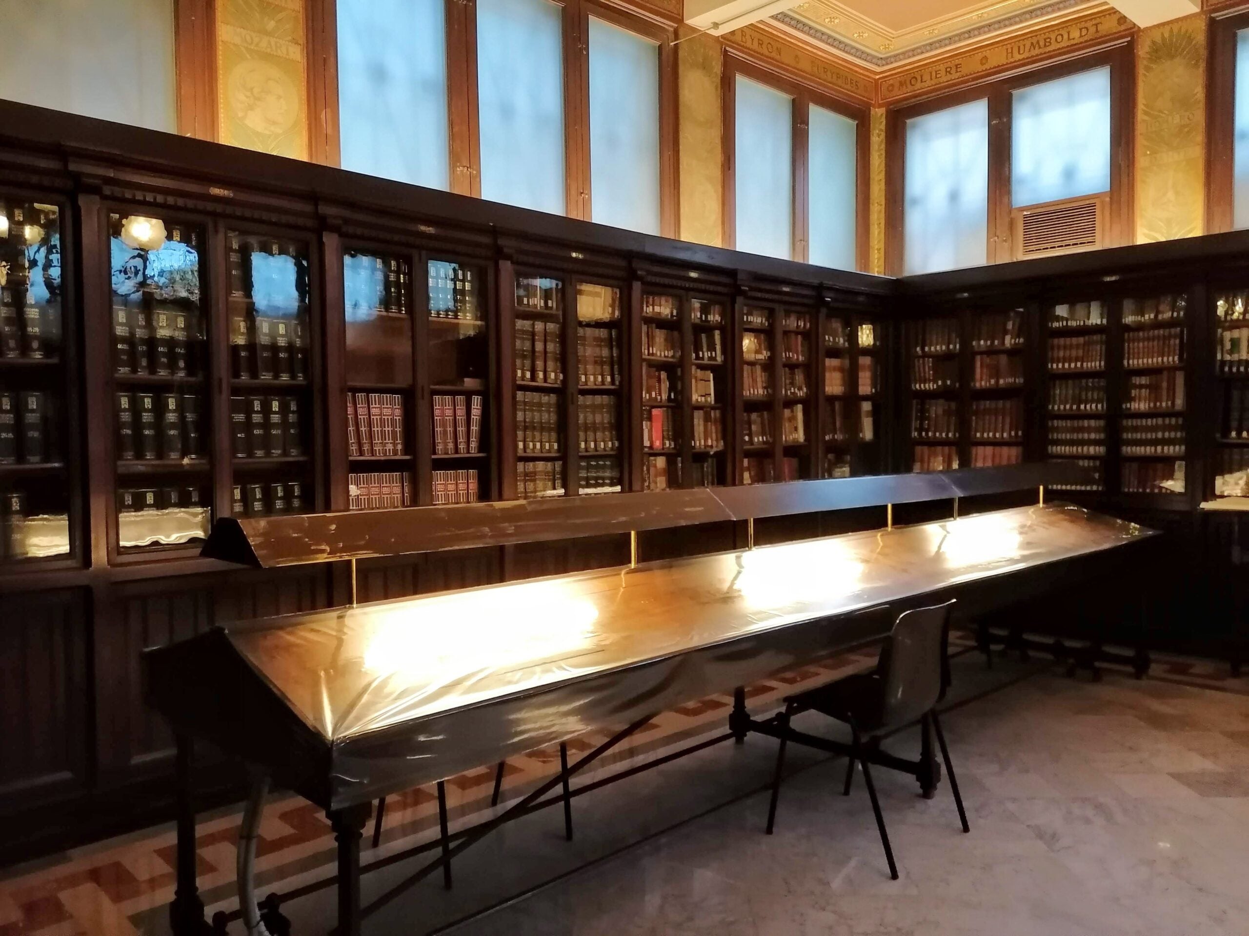 Plàstics casolans per protegir i desinfectar alhora la sala de lectura de la biblioteca Arús / MMP