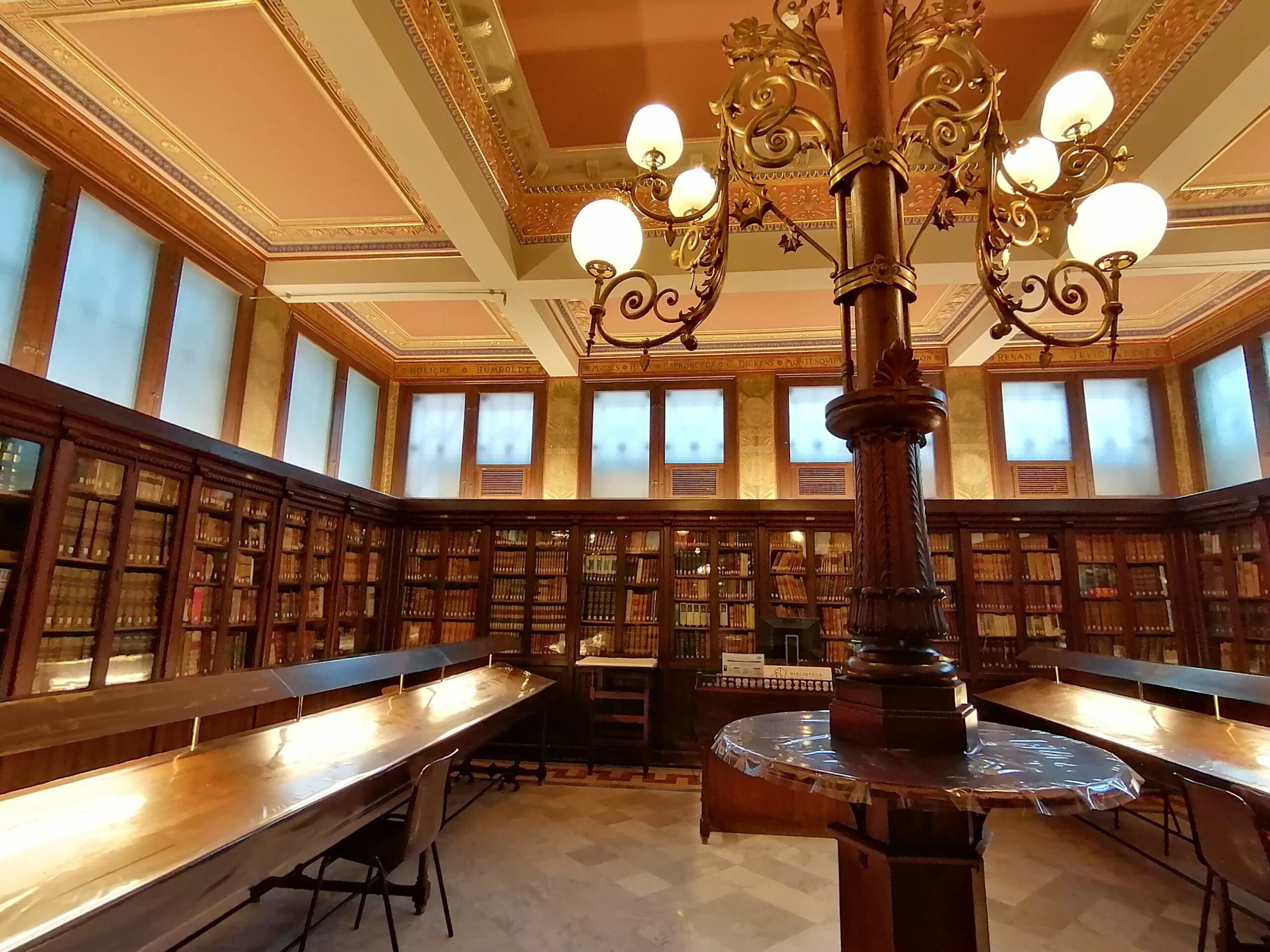 Plàstics casolans per protegir i desinfectar alhora la sala de lectura de la biblioteca Arús / MMP