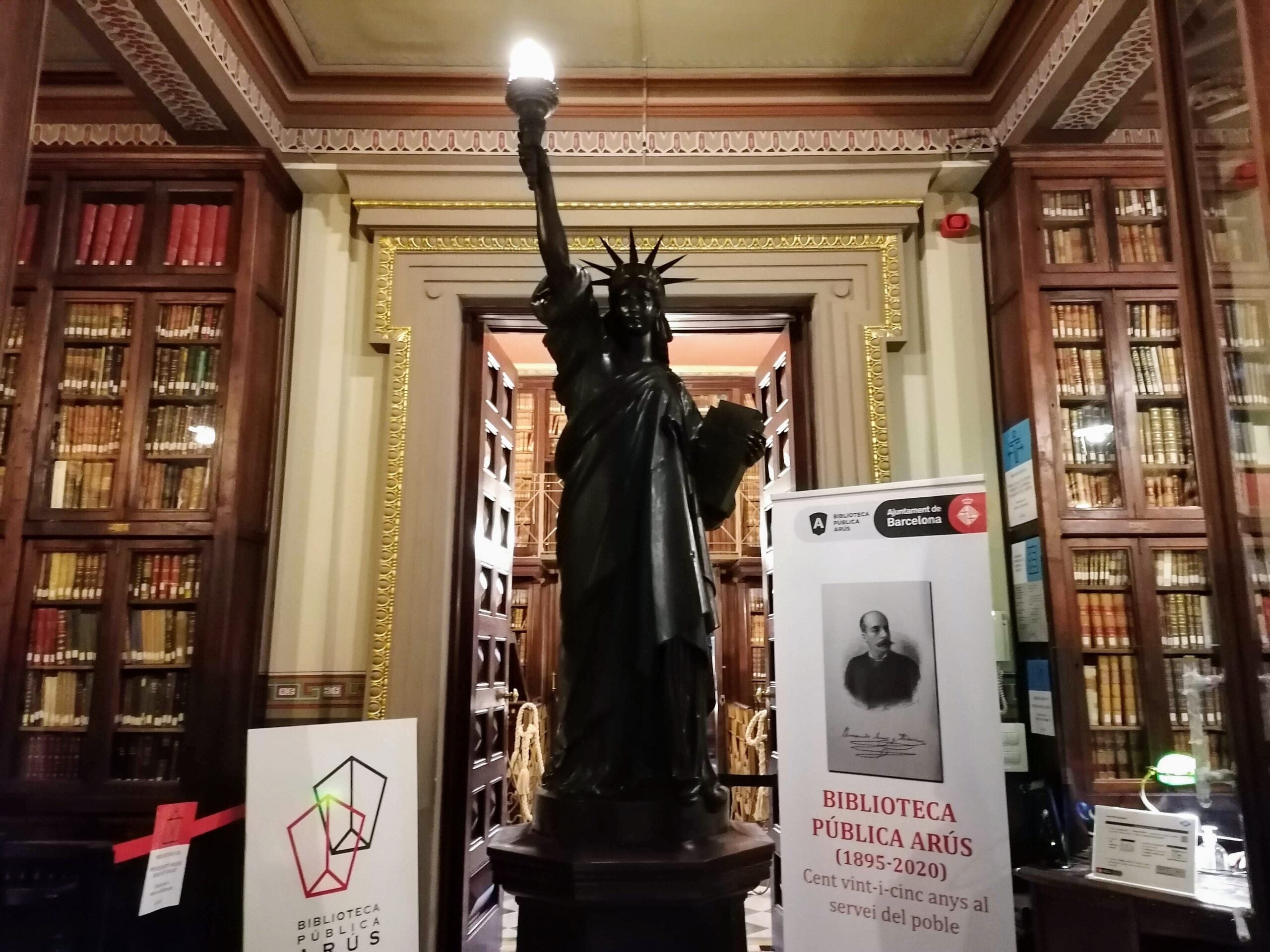 Entrada de la centenària biblioteca Arús / MMP
