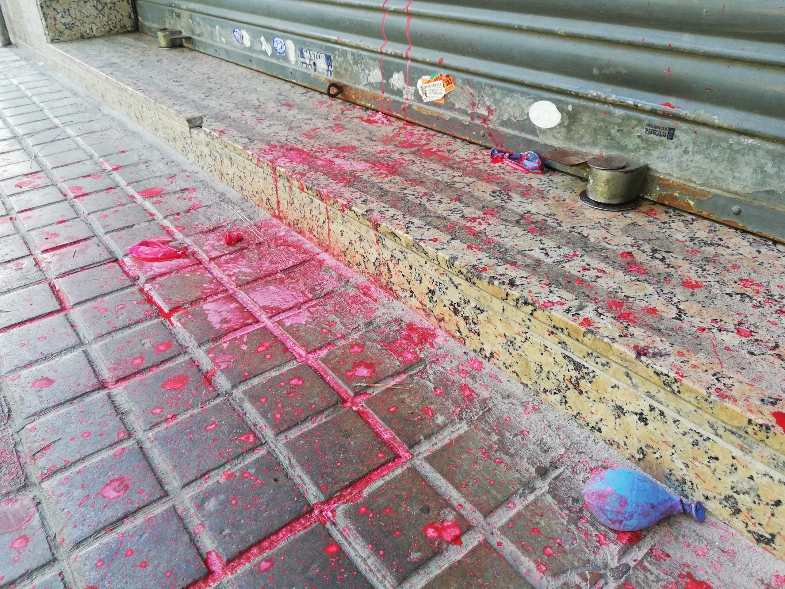 Pintura vermella a la persiana del restaurant gallec que va atacar el Palau de la Generalitat / A.L.