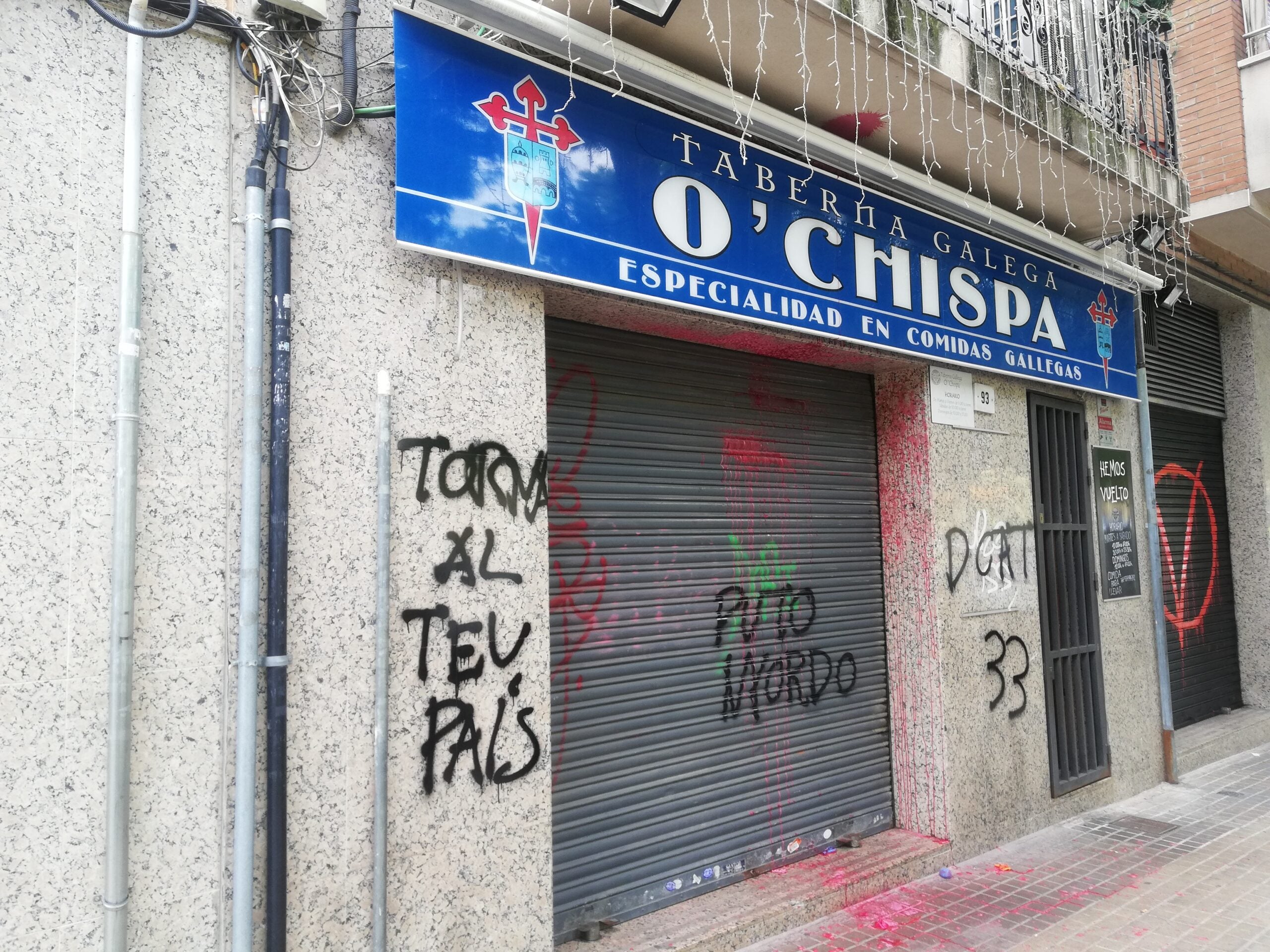 Pintades a la persiana del restaurant gallec que va atacar el Palau de la Generalitat / A.L.