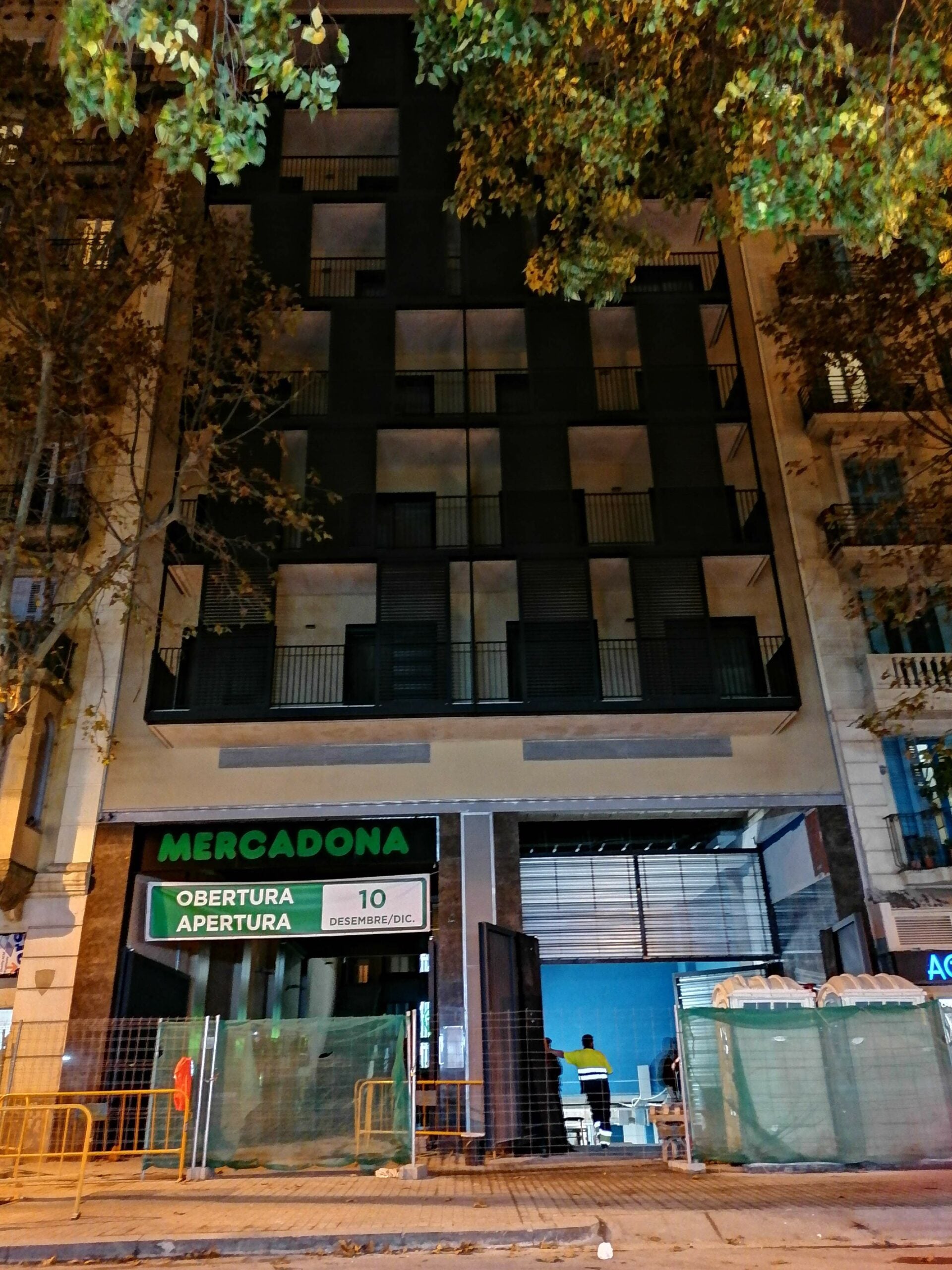 Nou bloc de pisos i supermercat als antics cinemes Niza / MMP