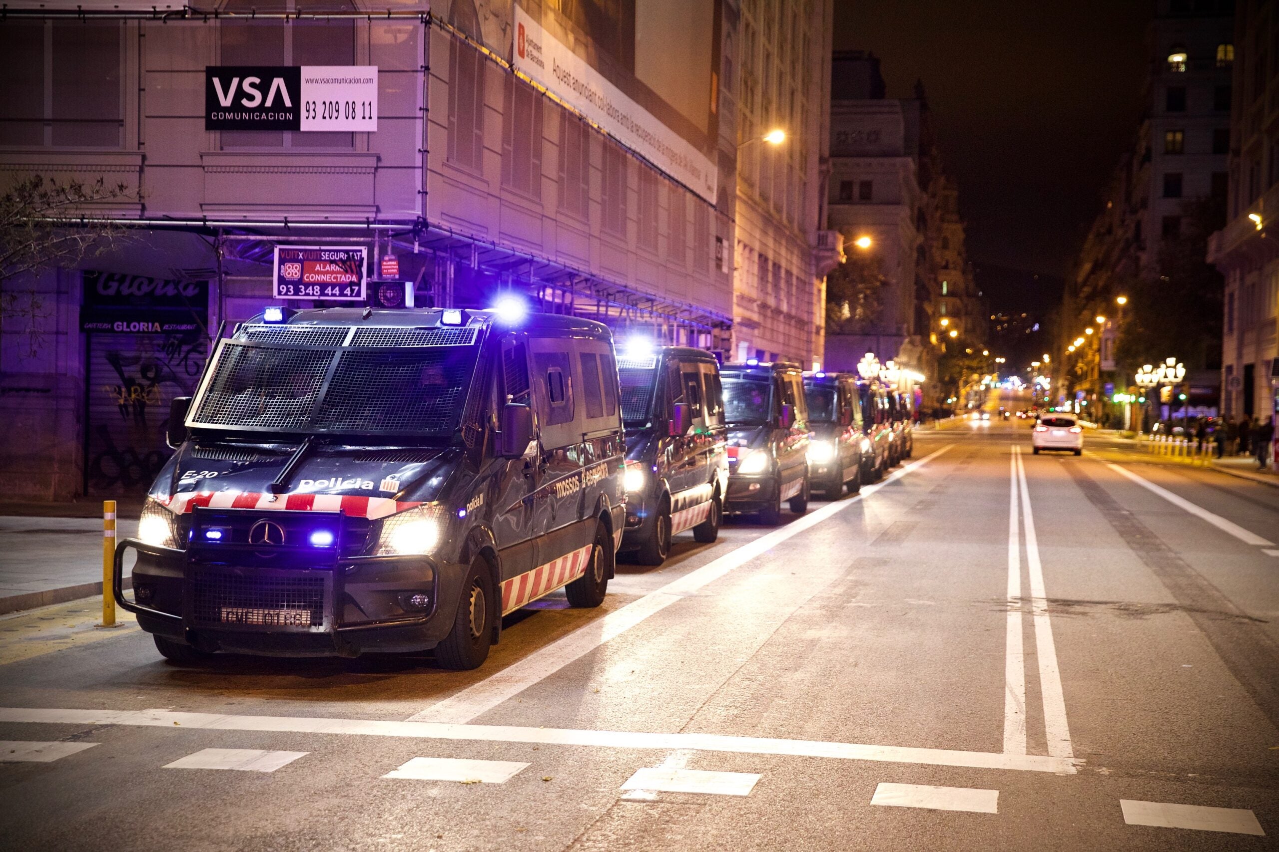Furgons de la Brimo dels Mossos durant una manifestació a Via Laietana / Jordi Play