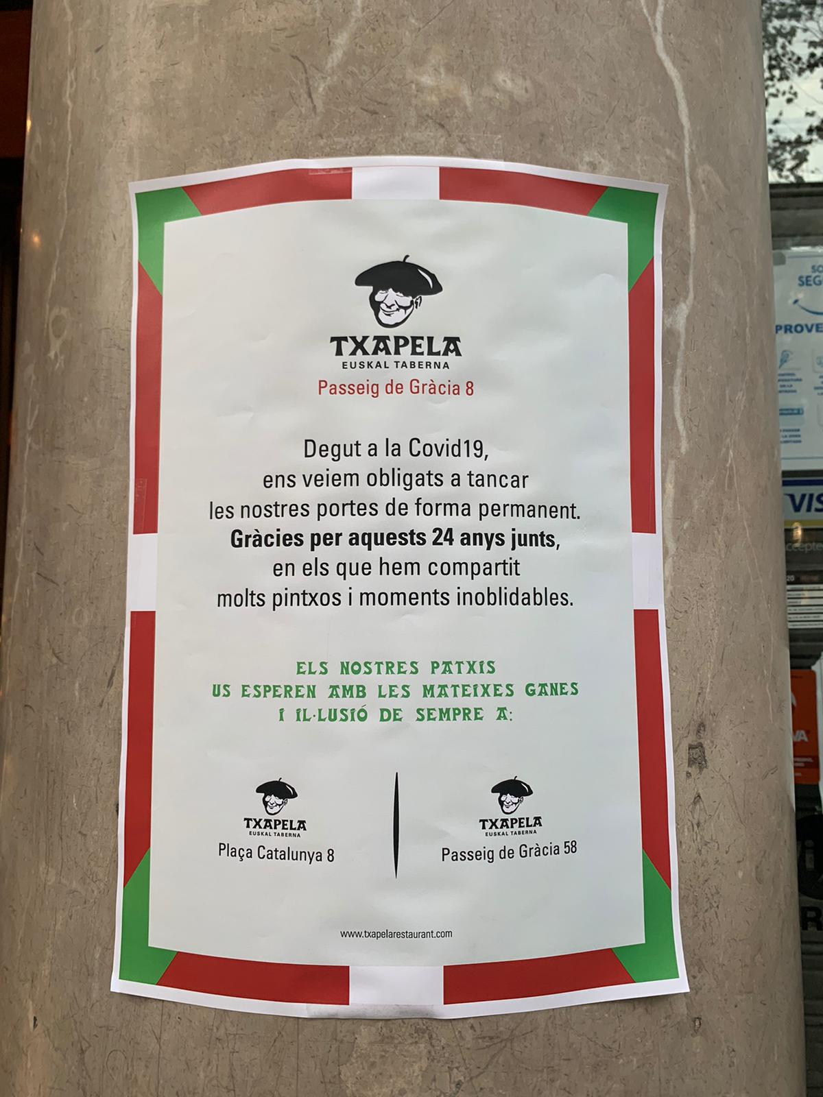 Cartell de comiat a l'entrada del restaurant Txapela / S.B.