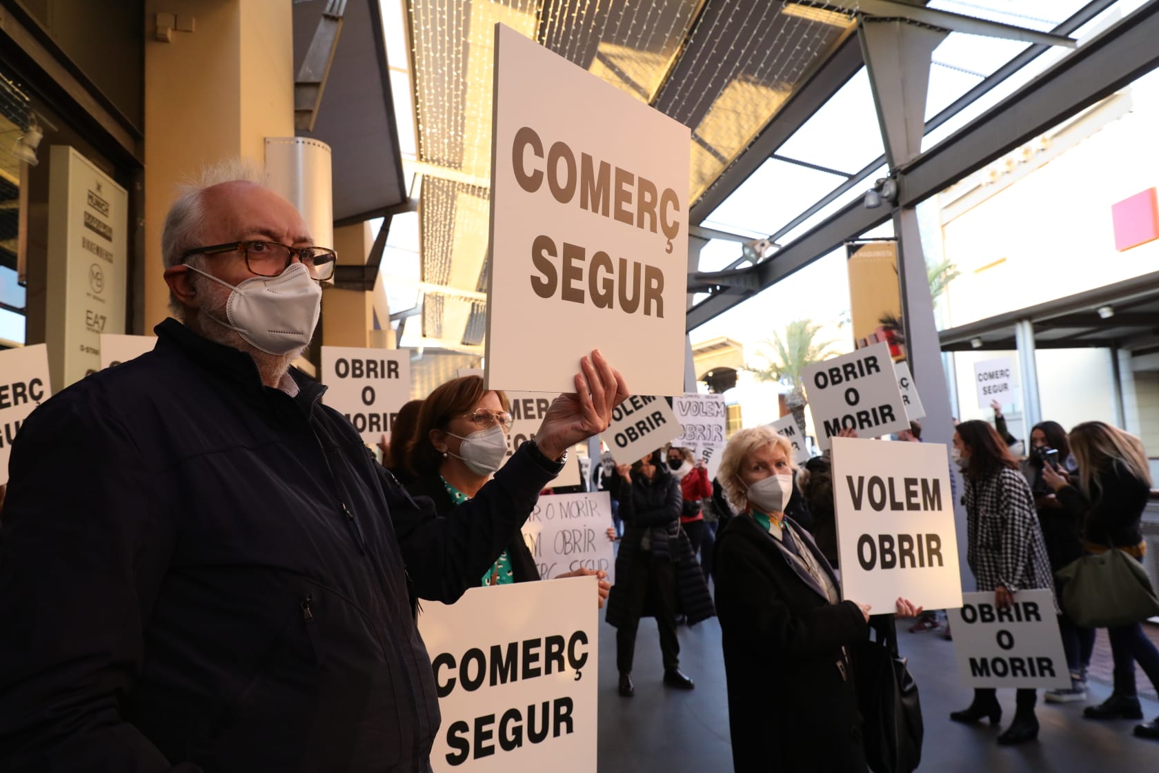 Protesta a La Maquinista per poder reobrir abans del Black Friday / Comertia