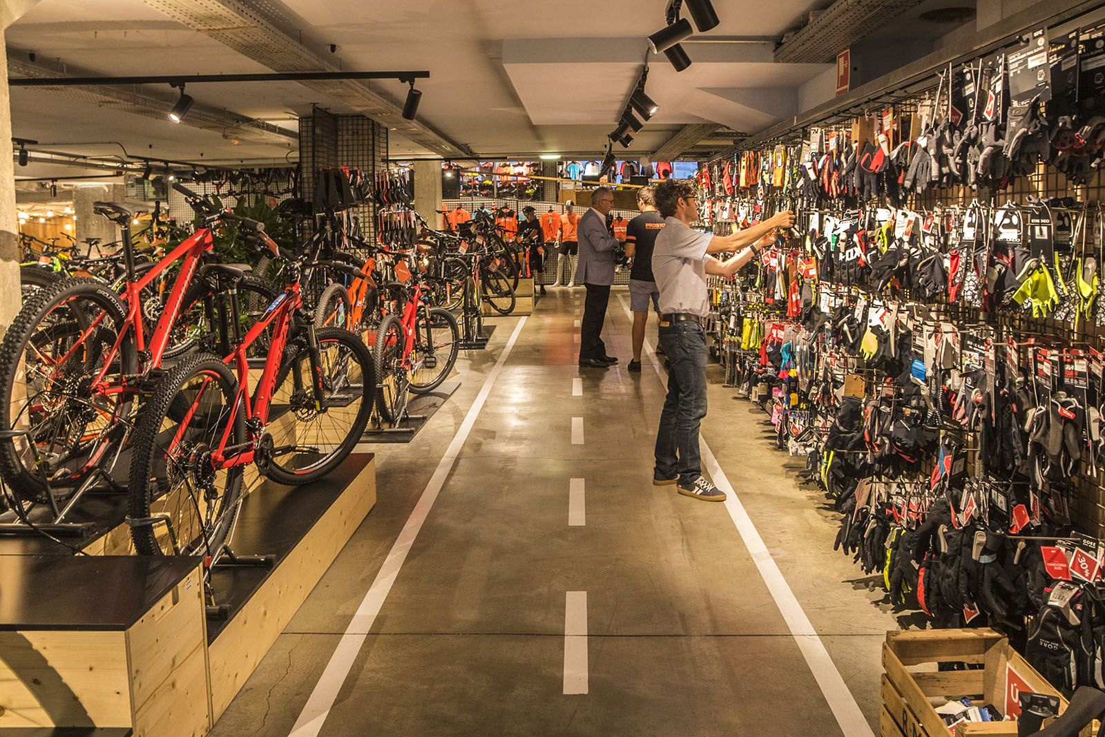 Bicicletes a l'interior de la botiga Probike de Barcelona / Probike