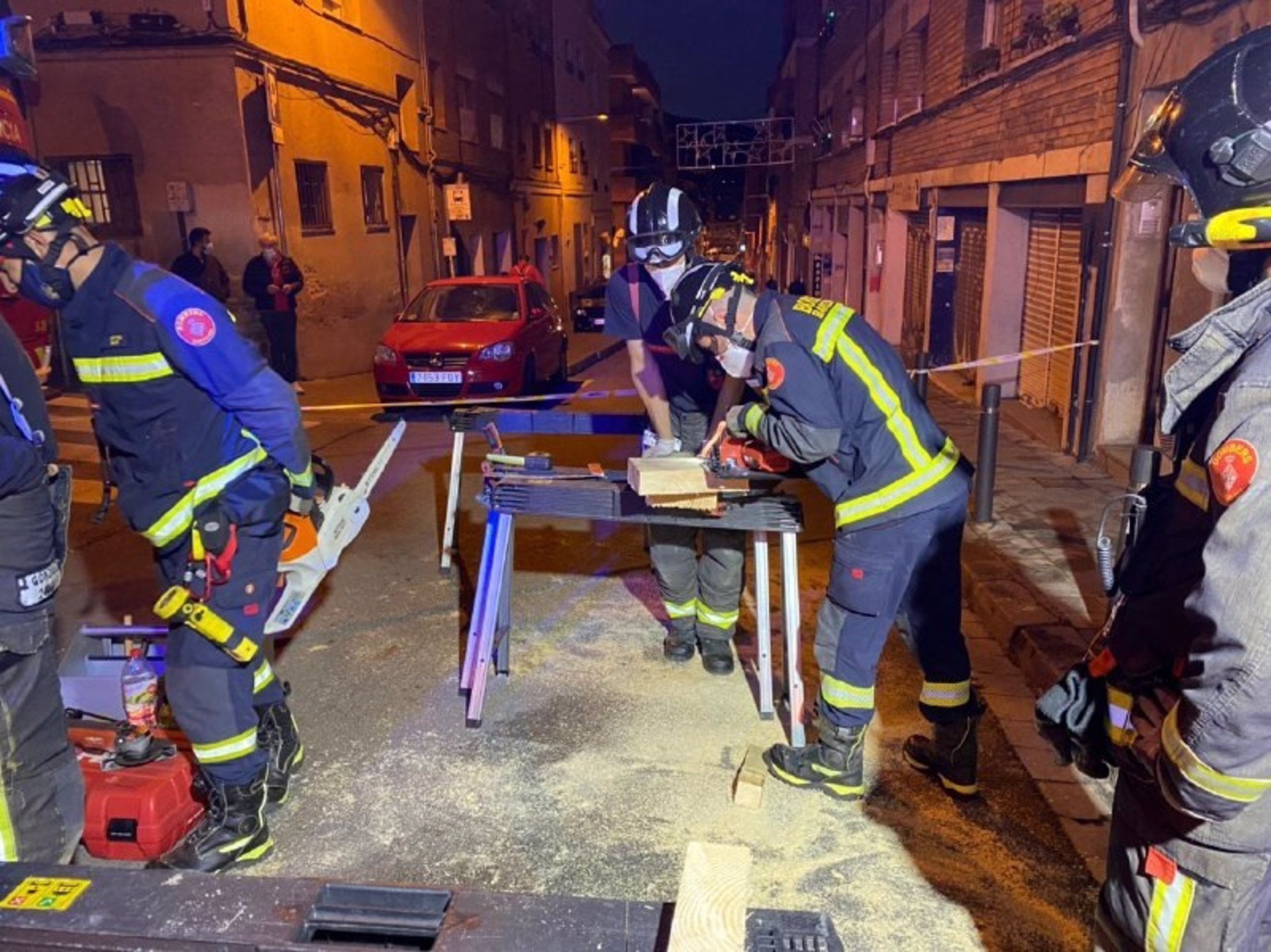 Bombers de Barcelona valorant l'estabilitat de l'edifici del Carmel on una dona ha caigut a la fossa sèptica / Europa Press