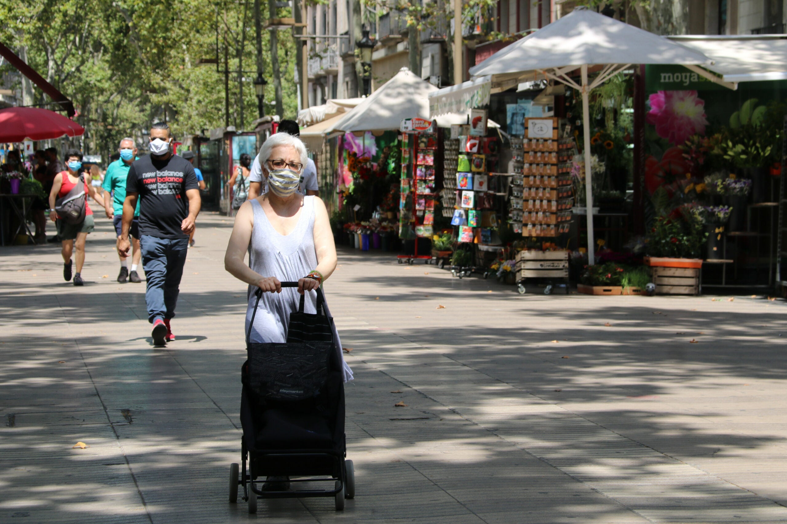 Una dona passeja per la Rambla amb el carro de la compra / ACN