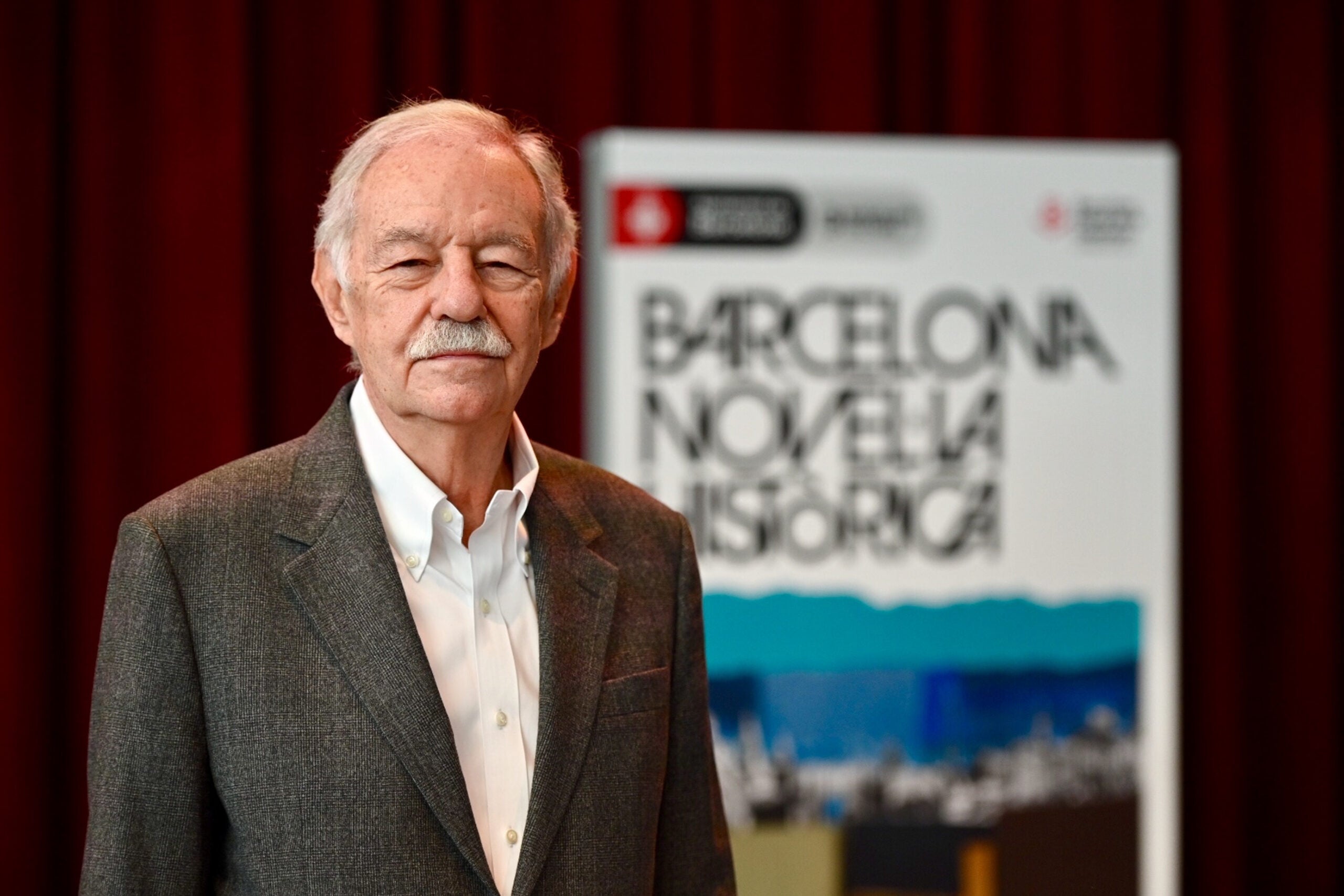 L'escriptor Eduardo Mendoza abans de rebre la tarda d'aquest dilluns el Premi Internacional de Novel·la Històrica Barcino / ACN