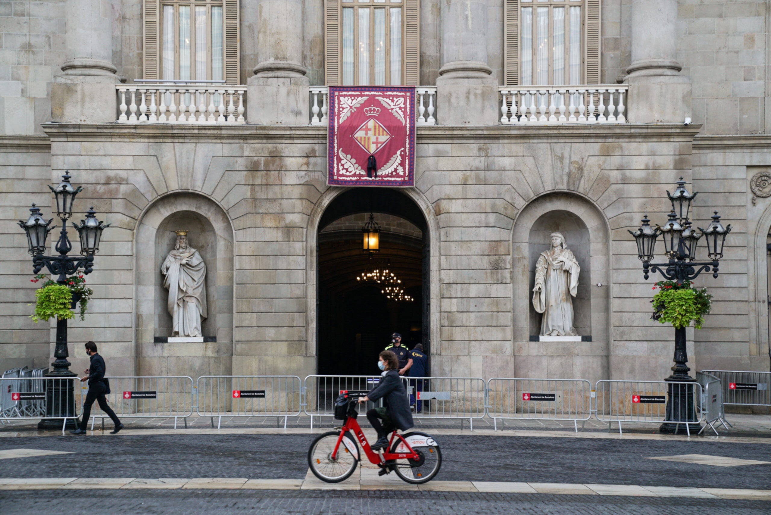 La façana de l'Ajuntament de Barcelona amb el domàs i el llaç negre penjats al balcó / ACN