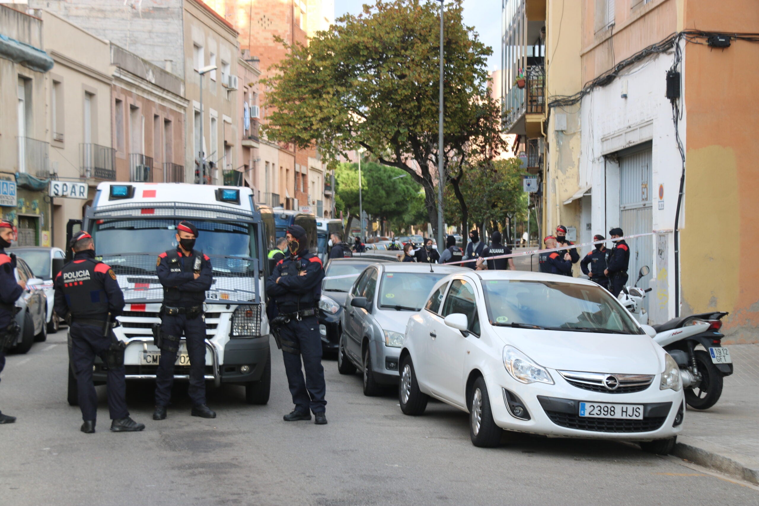 Dispositiu policial al carrer Mare de Deu del Port de Barcelona, durant l'operació contra el tràfic de marihuana / ACN - Miquel Codolar