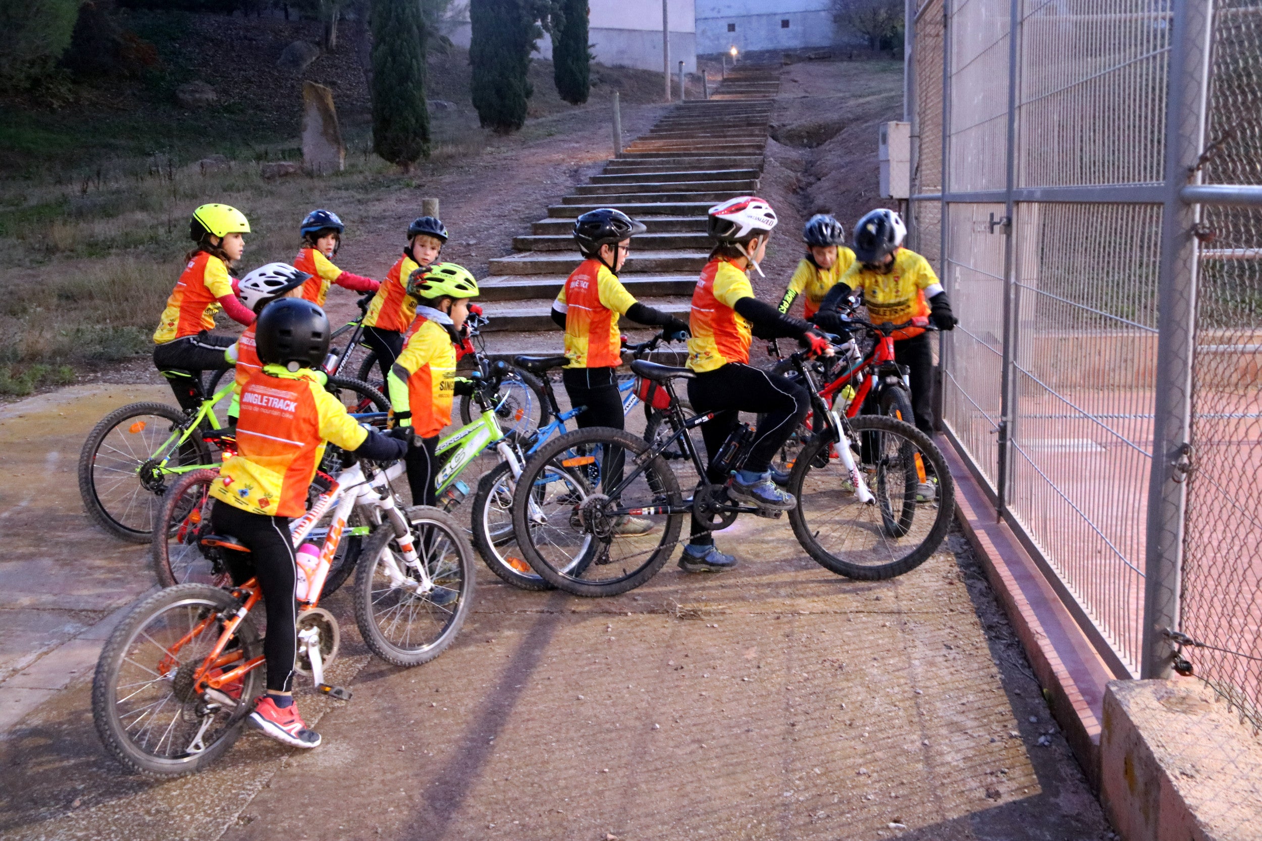 Diferents infants amb la seva bicicleta en una escola de ciclisme / ACN