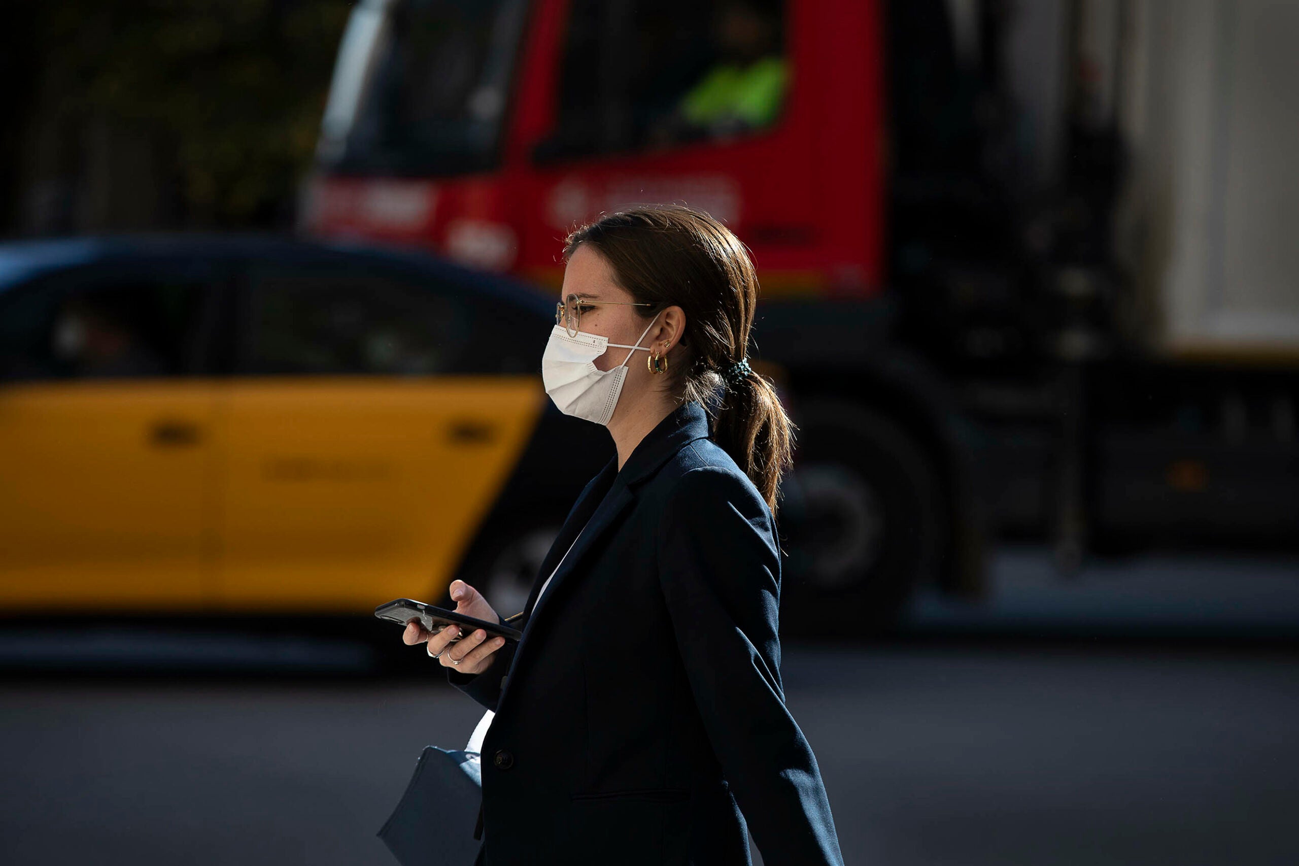 Vianant amb mascareta, durant la segona onada de contagis / Jordi Play