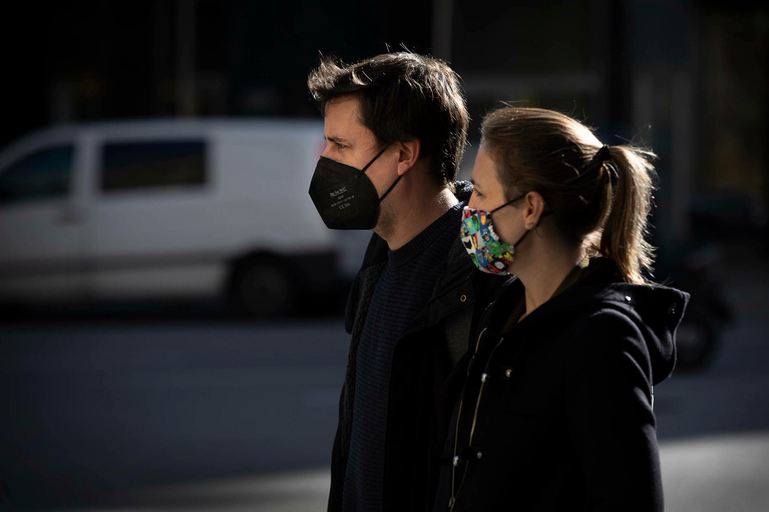 Dos joves amb mascareta a Barcelona, en imatge d'arxiu / Jordi Play