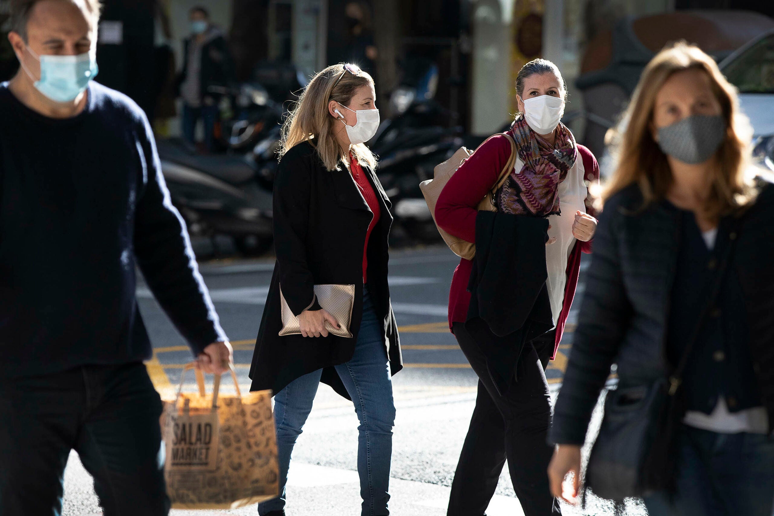 Gent al carrer amb mascaretes, durant la segona onada de contagis a Barcelona / Jordi Play