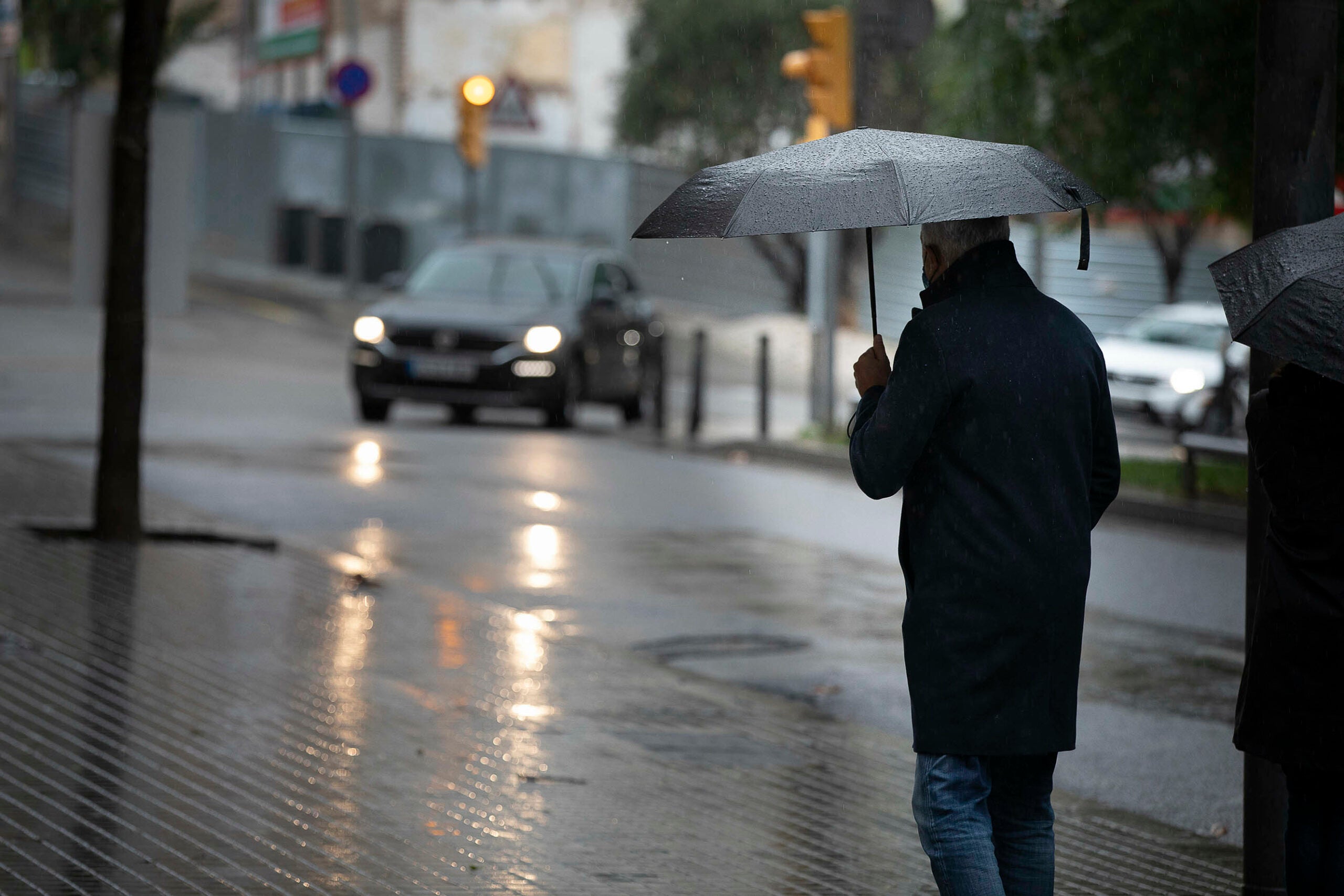 Vianant amb paraigües un dia de pluja a Barcelona / Jordi Play