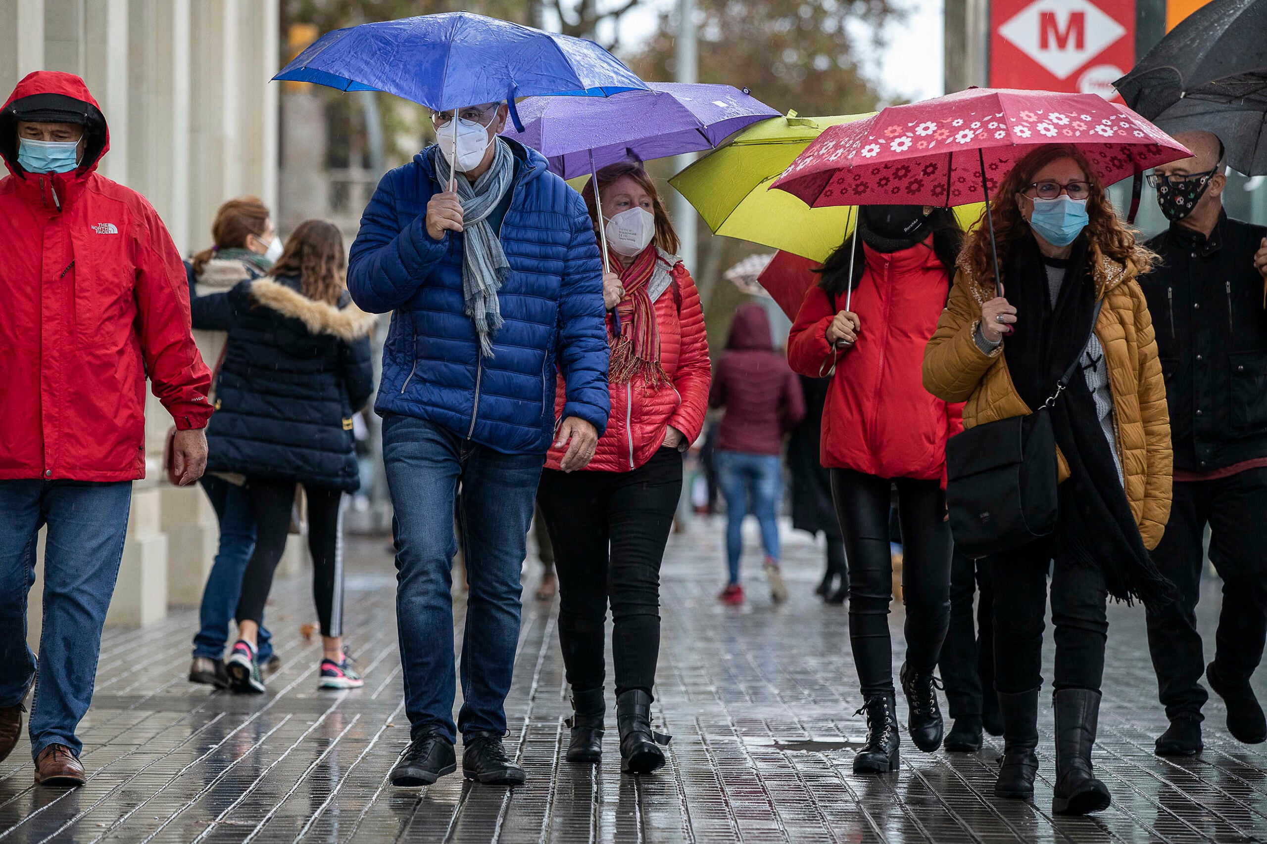 Vianants amb paraigües al centre de Barcelona, un matí de pluja / Jordi Play