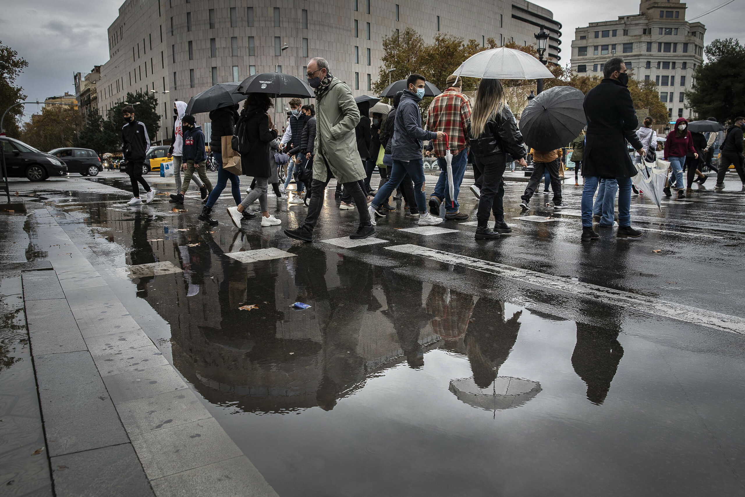 Persones caminant sota la pluja per Barcelona, en imatge d'arxiu / Jordi Play