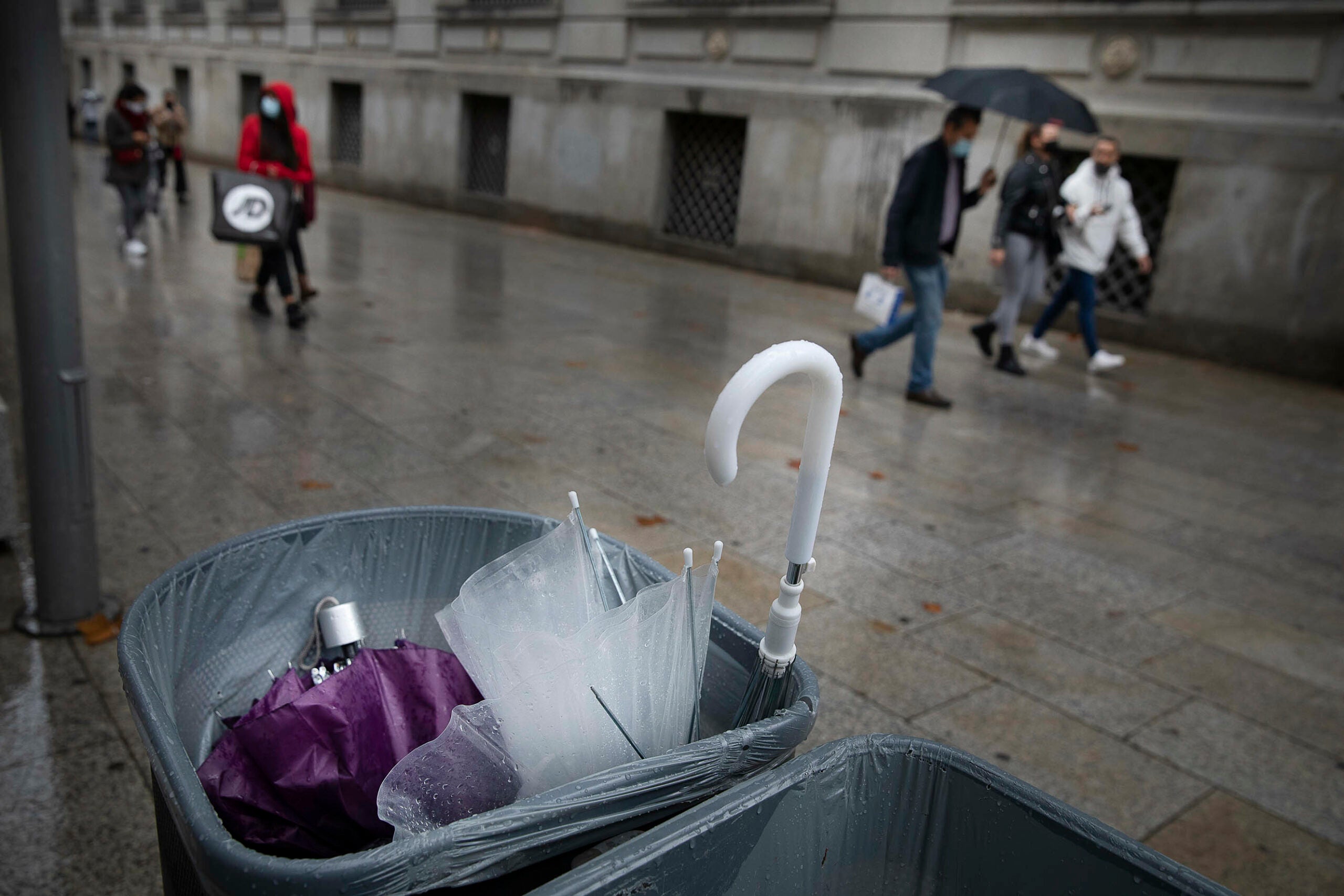 Paraigües que no han resistit la pluja, al centre de Barcelona / Jordi Play