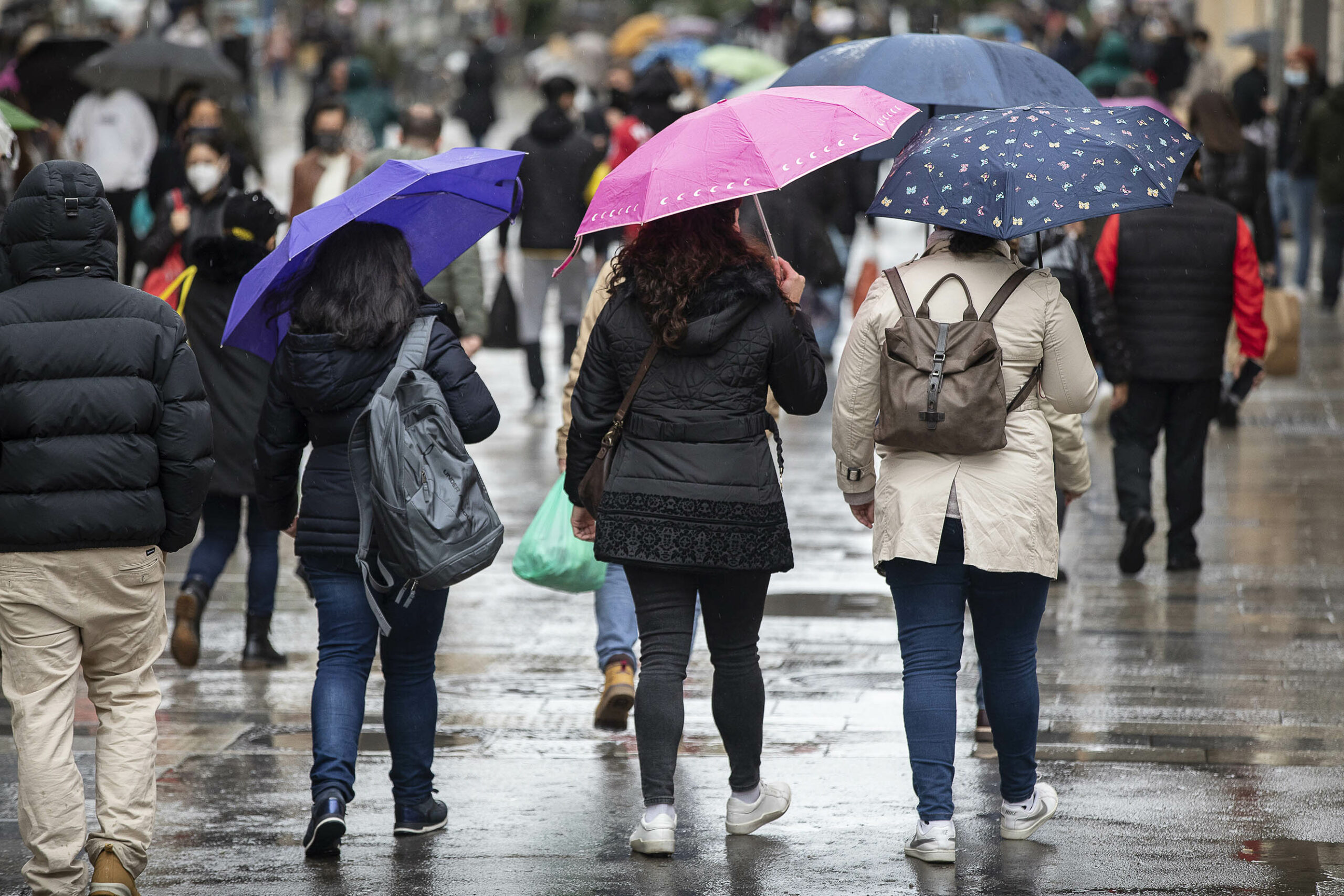 Pluja i paraigües als carrers de la ciutat de Barcelona / Jordi Play