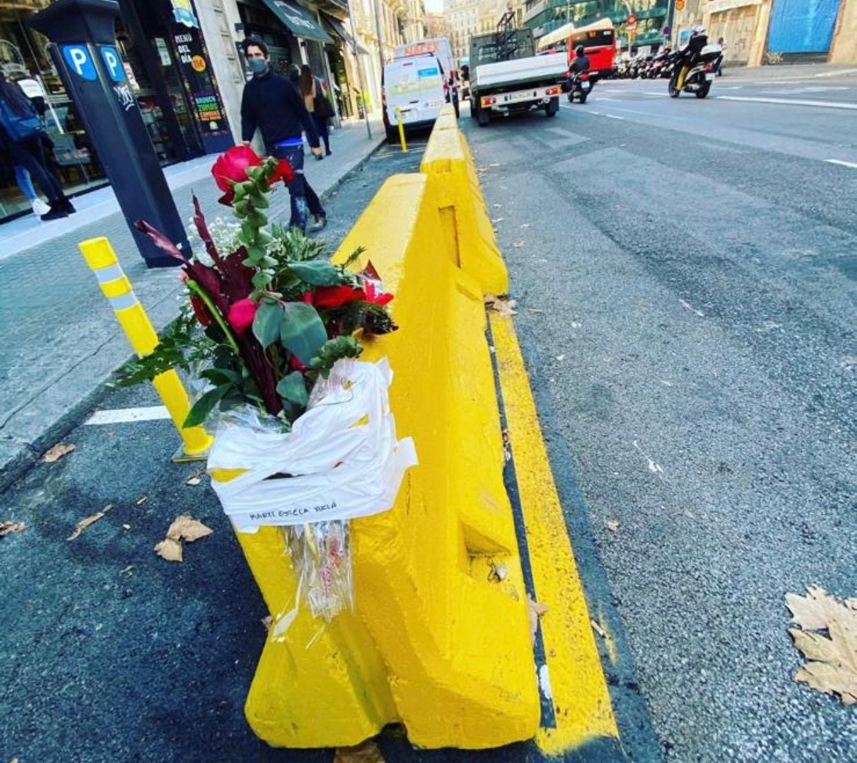 Flors deixades sobre les barreres de formigó amb les quals va impactar el motorista / Twitter