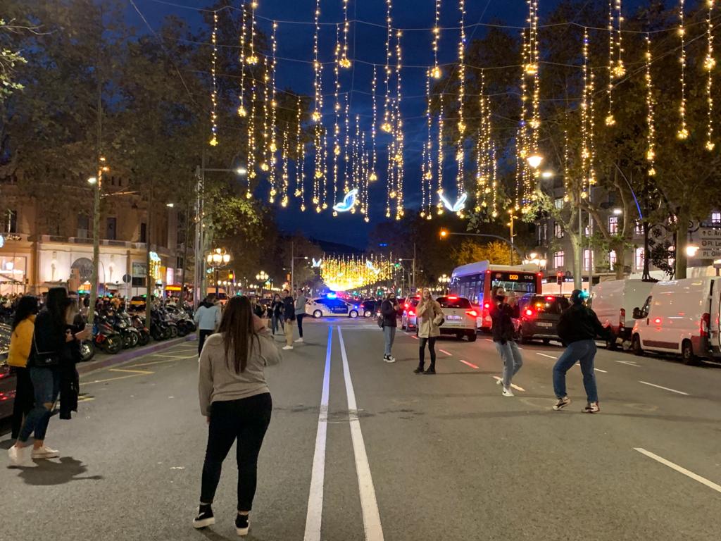 La Guàrdia Urbana ha tallat carrers al centre de Barcelona per les aglomeracions / S.B.