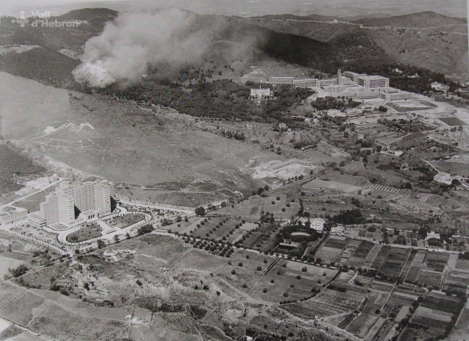 Vista aèria del primer edifici de la Residencia Sanitaria Vall d'Hebron envoltada de camps / Vall d'Hebron
