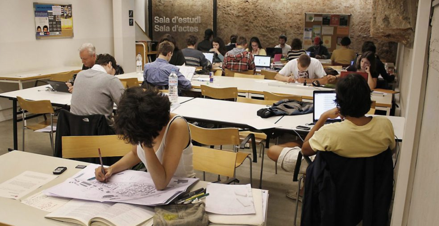 Gent estudiant a una sala d'estudi municipal, abans de la pandèmia / Ajuntament