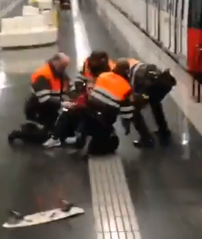 Moment en què els vigilants redueixen el jove que s'havia colat al metro / @fgarrobo