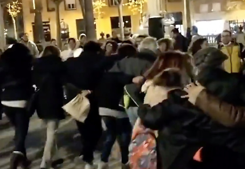 Un grup de negacionistes balla al centre de Barcelona / Twitter