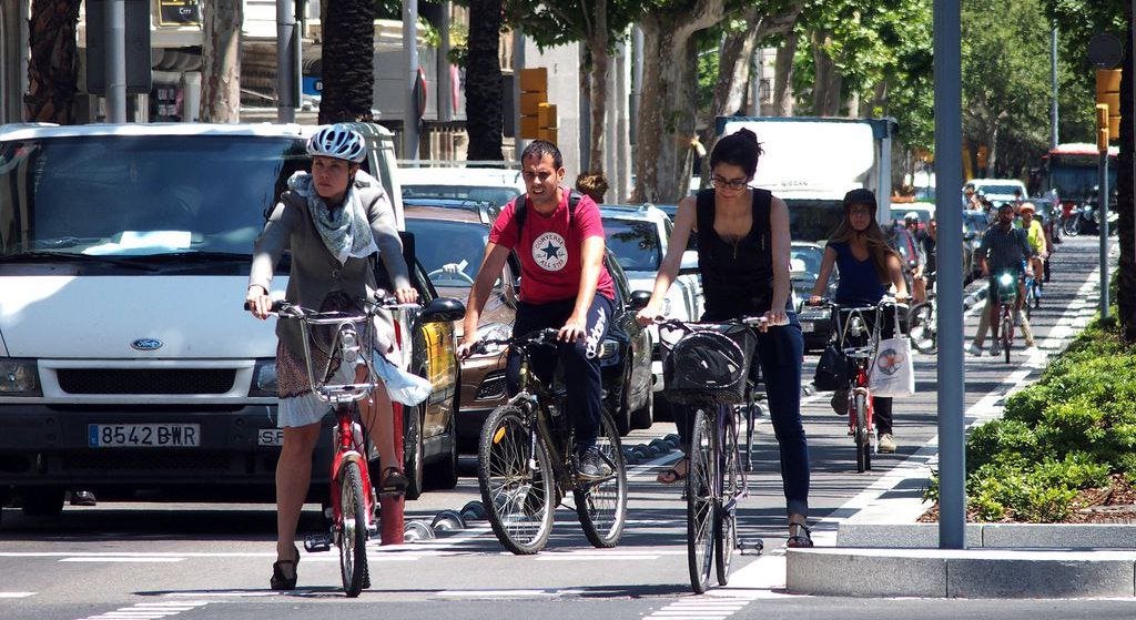 Bicis i cotxes en una imatge d'arxiu / Ajuntament de Barcelona