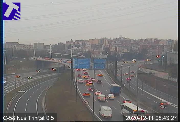 Cues de cotxes a tocar del nus de la Trinitat a primera hora / Trànsit