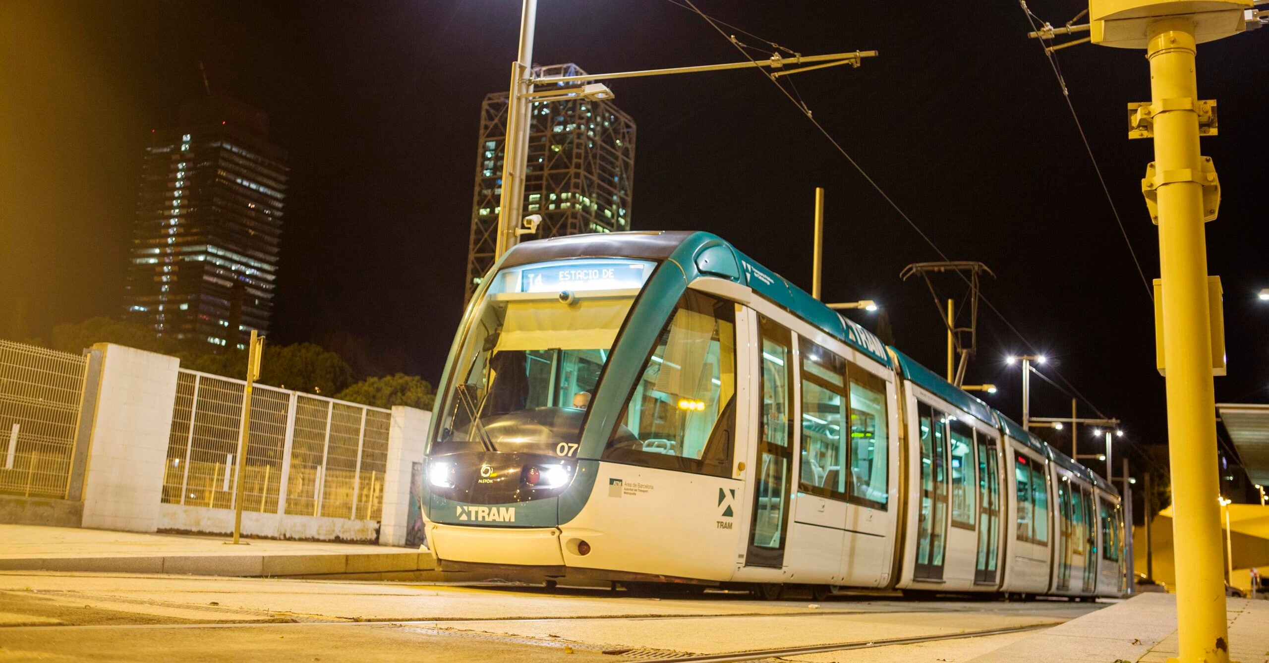 Un comboi del TRAM, de nit a les glòries | TRAM