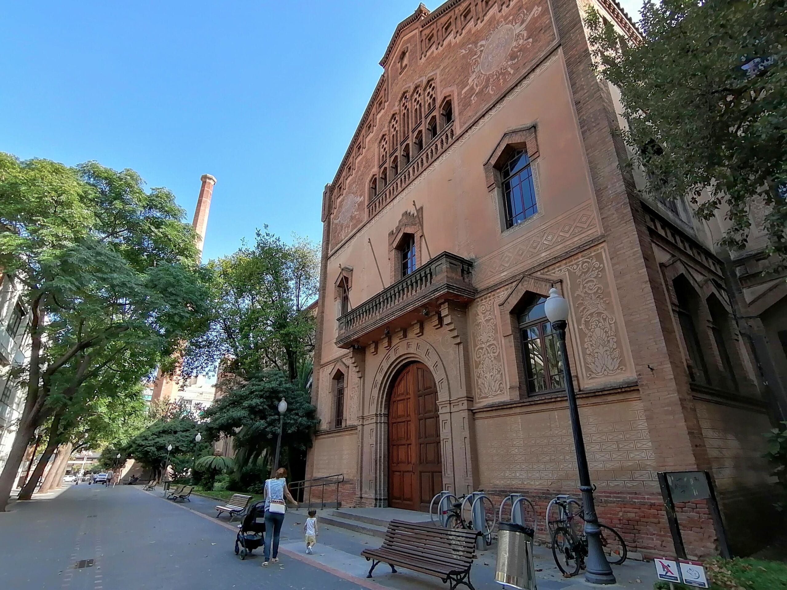 Un dels 'carrers' de l'interior de l'Escola Industrial, espai de lleure per als veïns / MMP