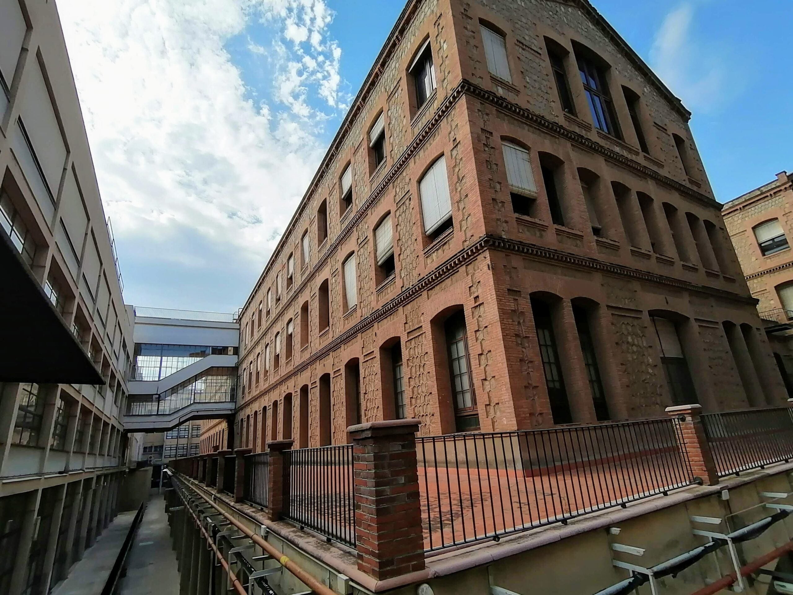 Vista lateral de l'edifici 12 de l'Escola Industrial, format per diferents naus connectades / MMP