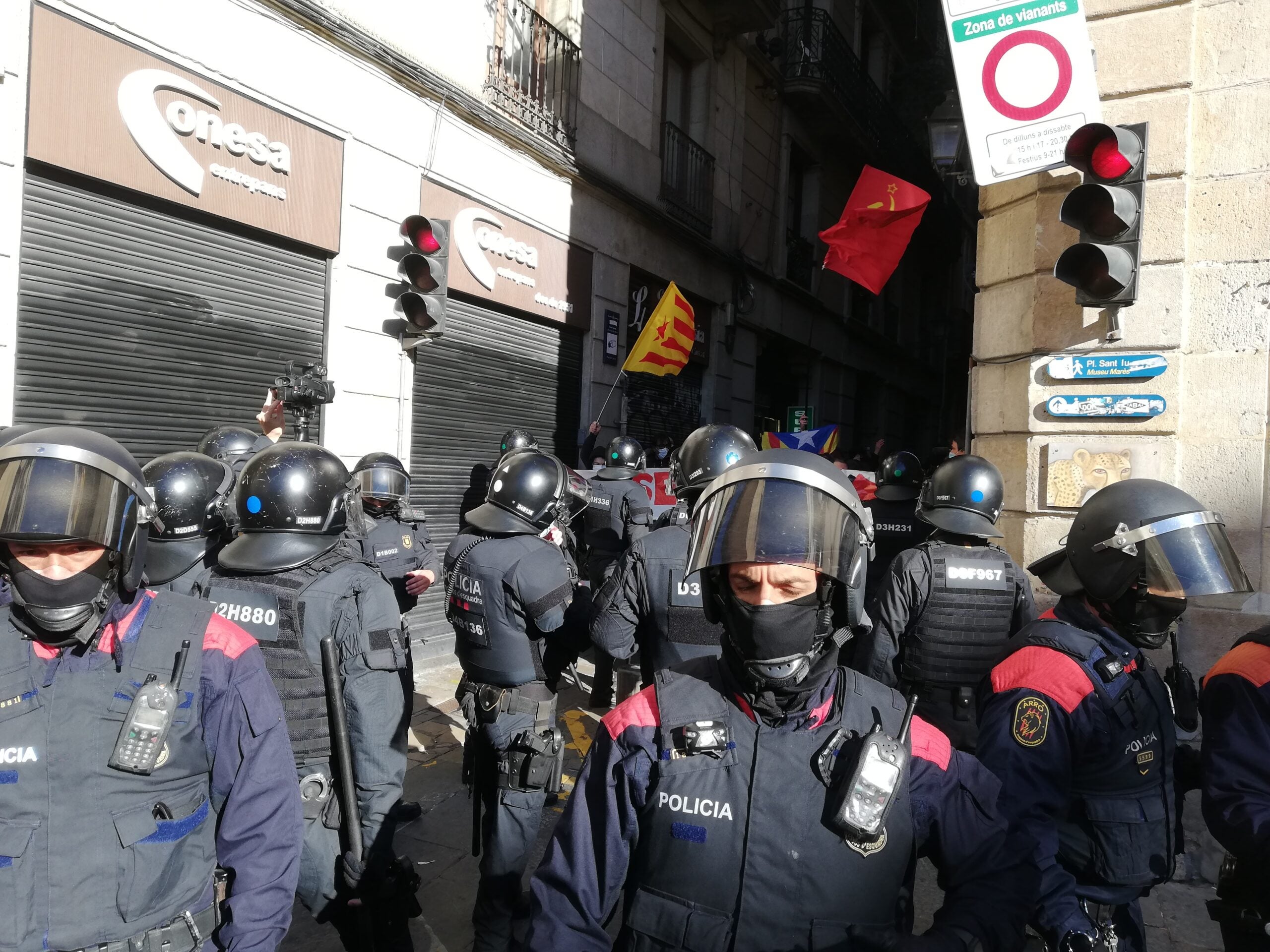 Línia policial a l'entrada de Sant Jaume / Adrià Lizanda