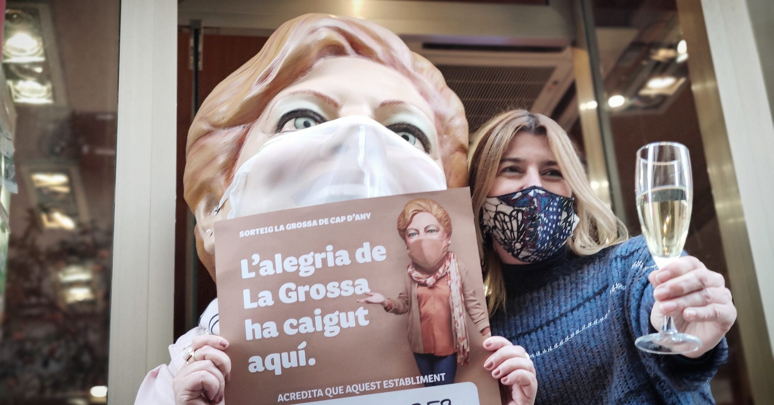 La Grossa amb l'estanquera de Gràcia que ha venut el primer premi 2020 / DC
