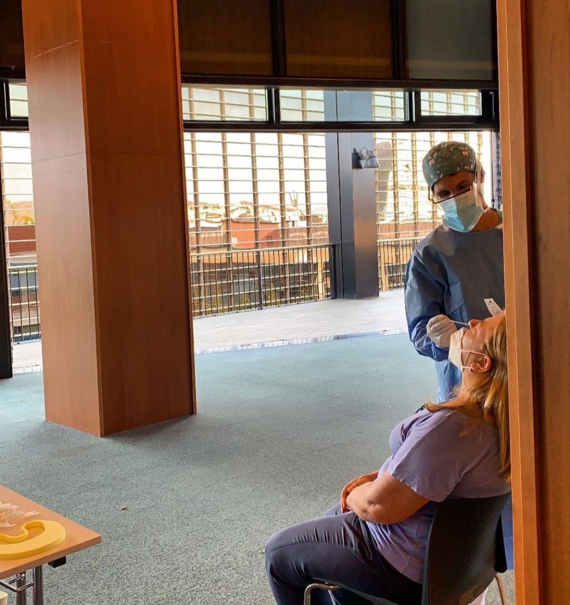 Una professional fent una prova PCR en una seu empresarial / PCR at Work