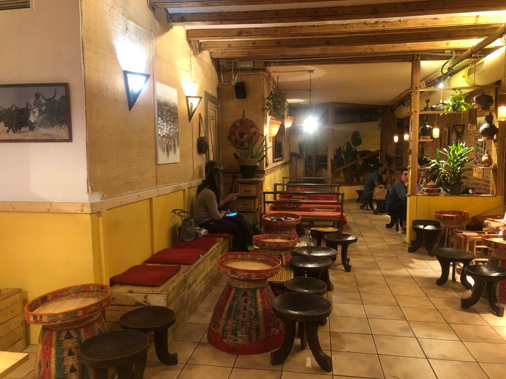 Interior del restaurant etíop Addis Abeba, a Sants / Ivet Núñez