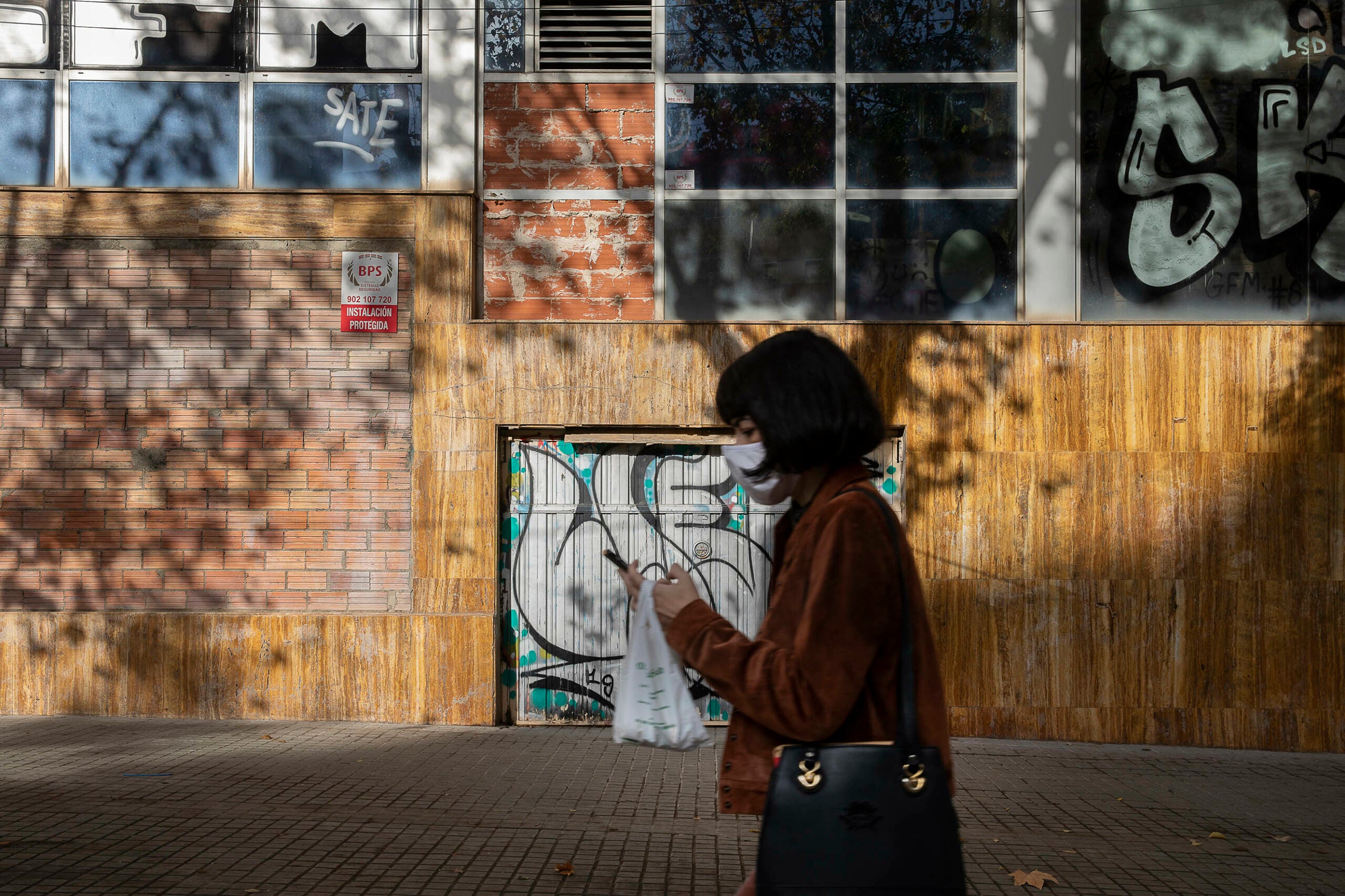 Finestres tapiades i vidres trencats a l'antiga fàbrica de Cacaolat al Poblenou / Jordi Play