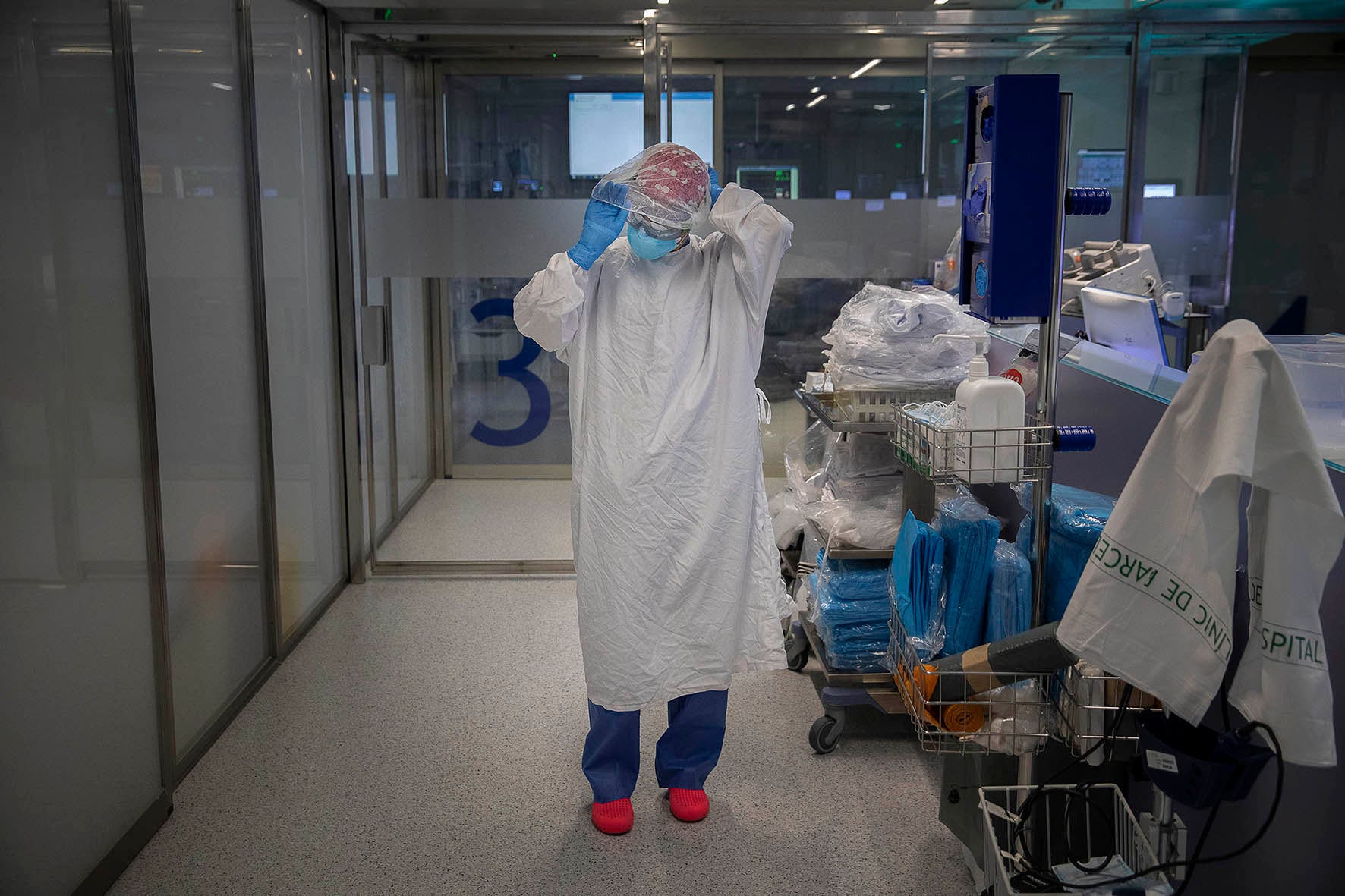 Passadís de l'UCI per a pacients amb Covid a l'hospital Clínic / Jordi Play