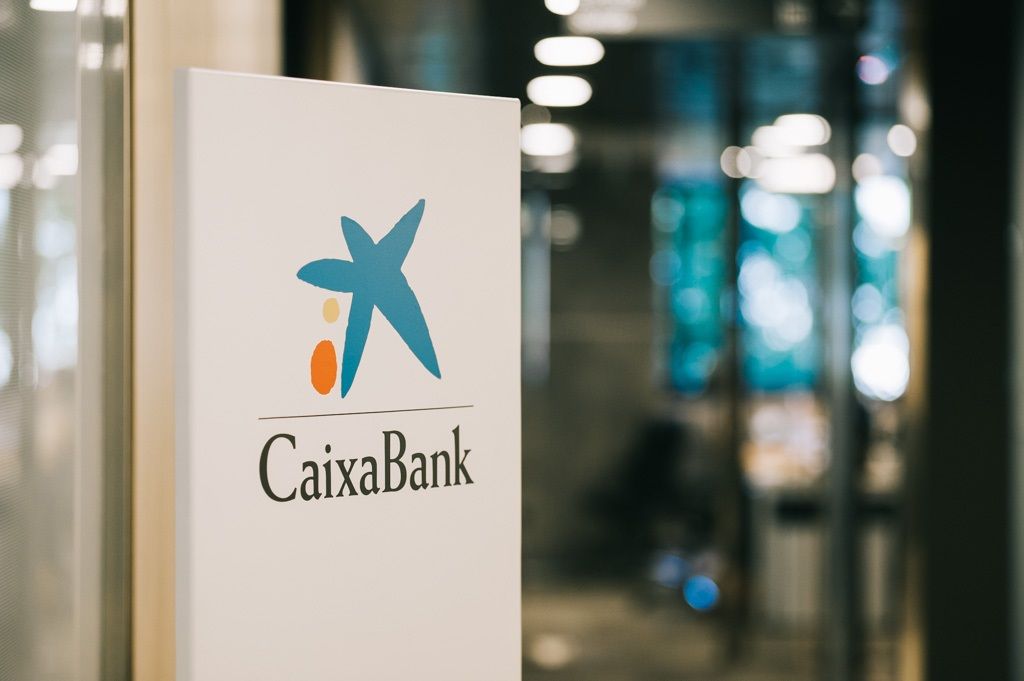 Un cartell de Caixabank en una oficina / Europa Press | Caixabank