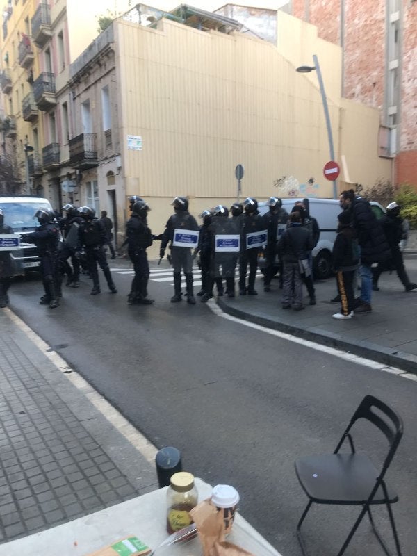 Desplegament policial per desallotjar quatre famílies / @DesnonamentsBCN