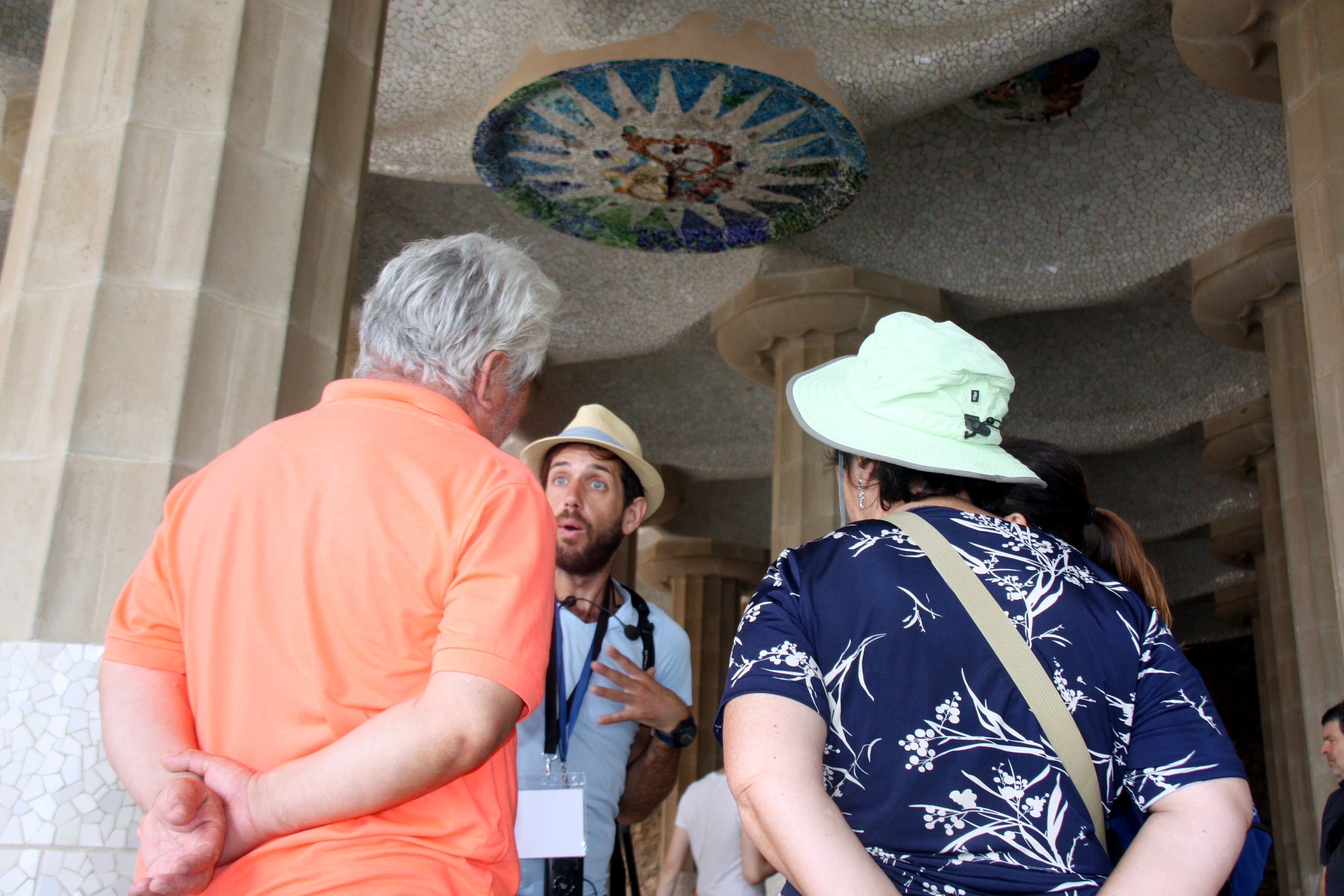 Un guia turístic al Park Güell / ACN