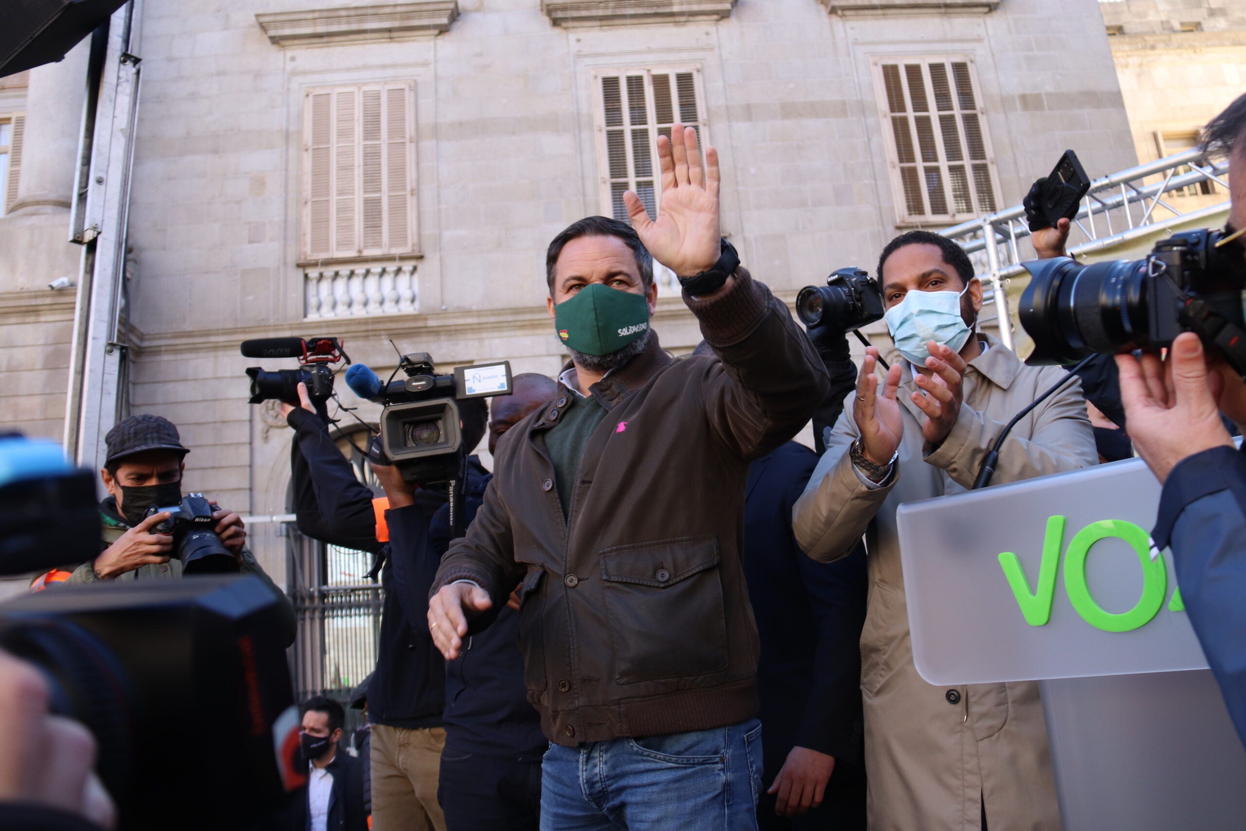 Pla mitjà del president de Vox Santiago Abascal en un acte a la plaça Sant Jaume de Barcelona / ACN