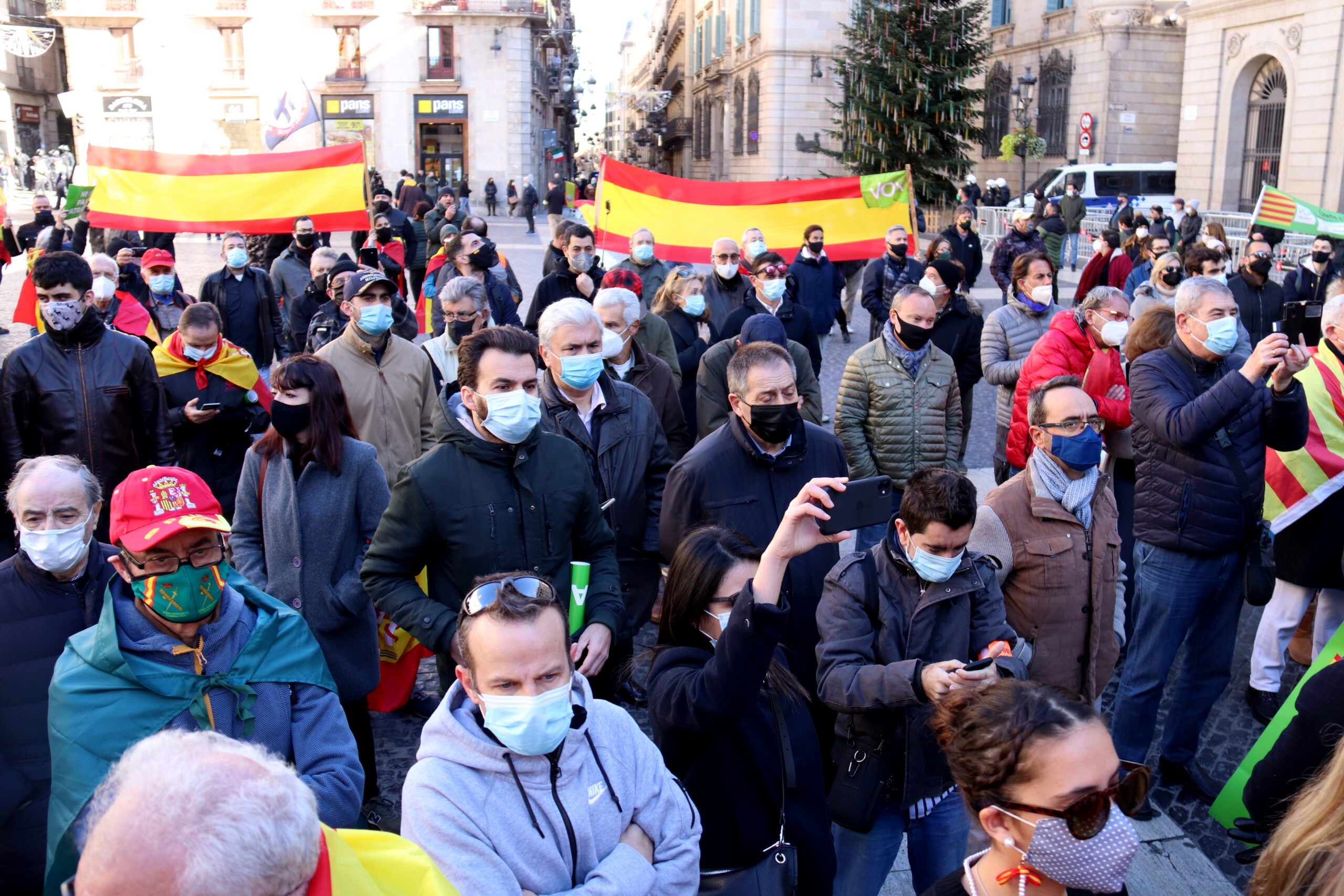 Simpatitzants de Vox durant l'acte d'aquest migdia a Sant Jaume / ACN